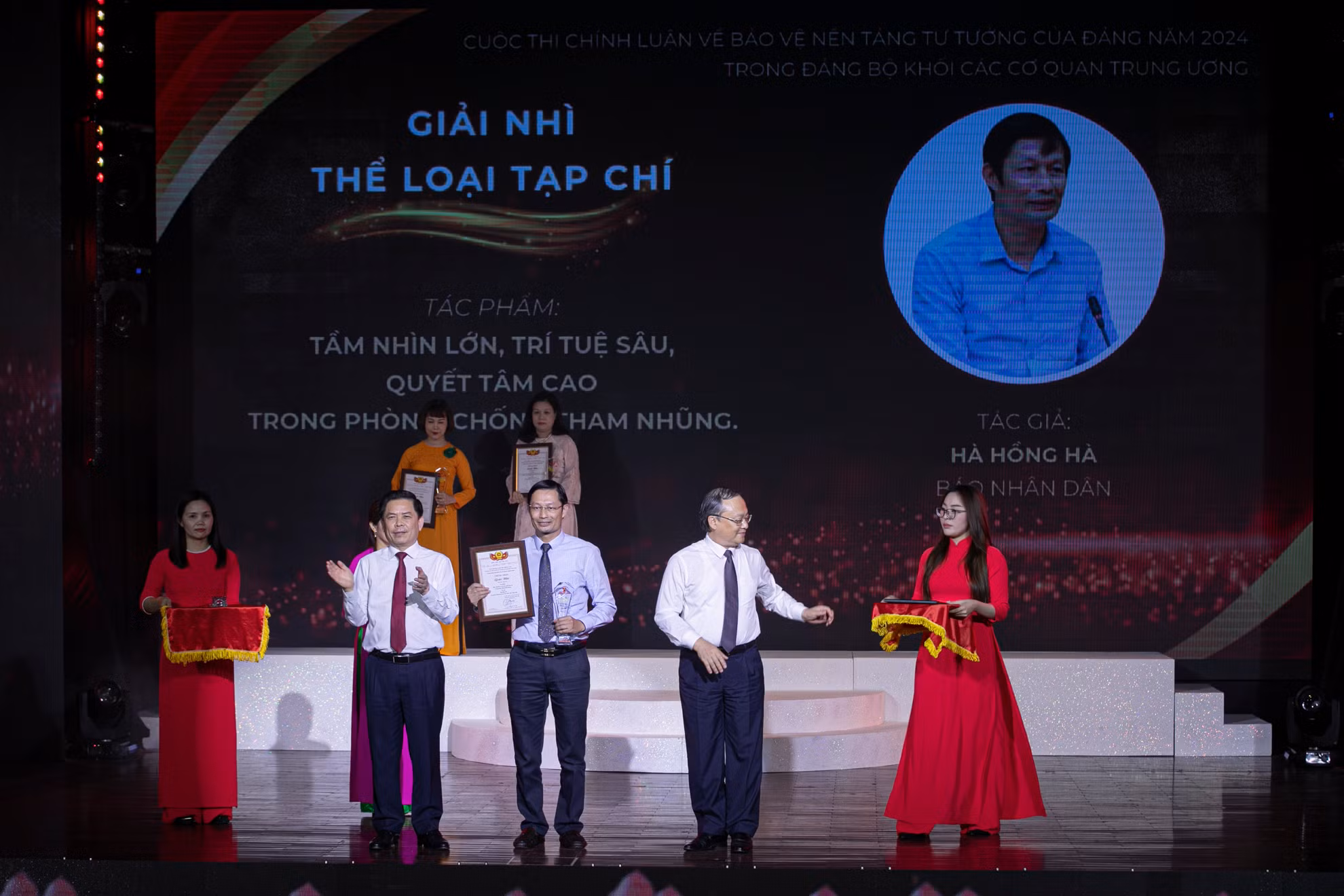 Tác giả Hà Hồng Hà (Báo Nhân Dân) giành giải Nhì thể loại Tạp chí với tác phẩm "Tầm nhìn lớn, trí tuệ sâu, quyết tâm cao trong phòng chống tham nhũng".