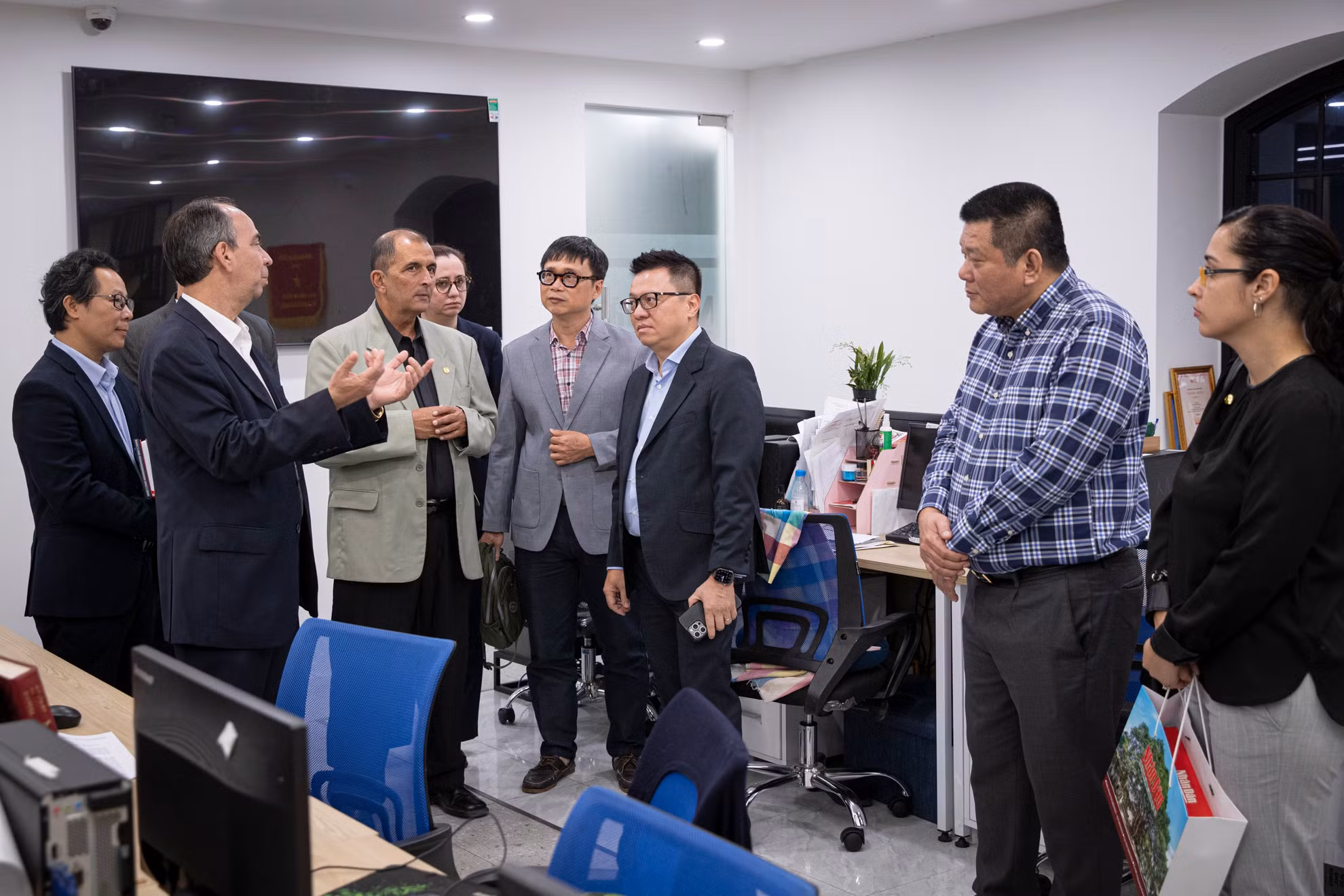 Sau khi kết thúc toạ đàm, Tổng Biên tập Lê Quốc Minh cùng các đại biểu tham quan mô hình Toà soạn hội tụ Nhân Dân Điện tử. Sau khi kết thúc toạ đàm, Tổng Biên tập Lê Quốc Minh cùng các đại biểu tham quan mô hình Toà soạn hội tụ Nhân Dân Điện tử.