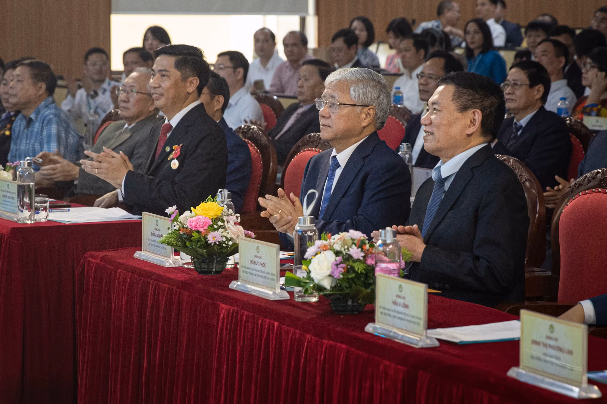 Các đồng chí lãnh đạo Đảng, Nhà nước và các đại biểu dự buổi lễ.