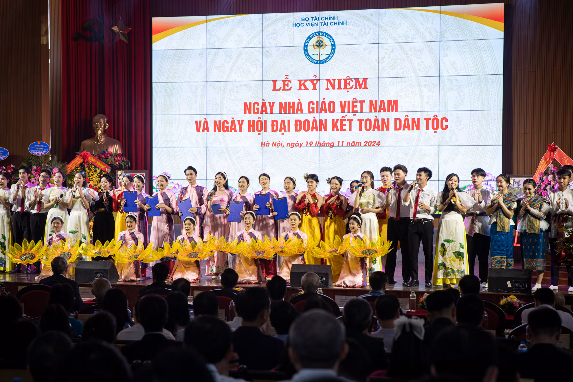 Tiết mục văn nghệ chào mừng buổi lễ.