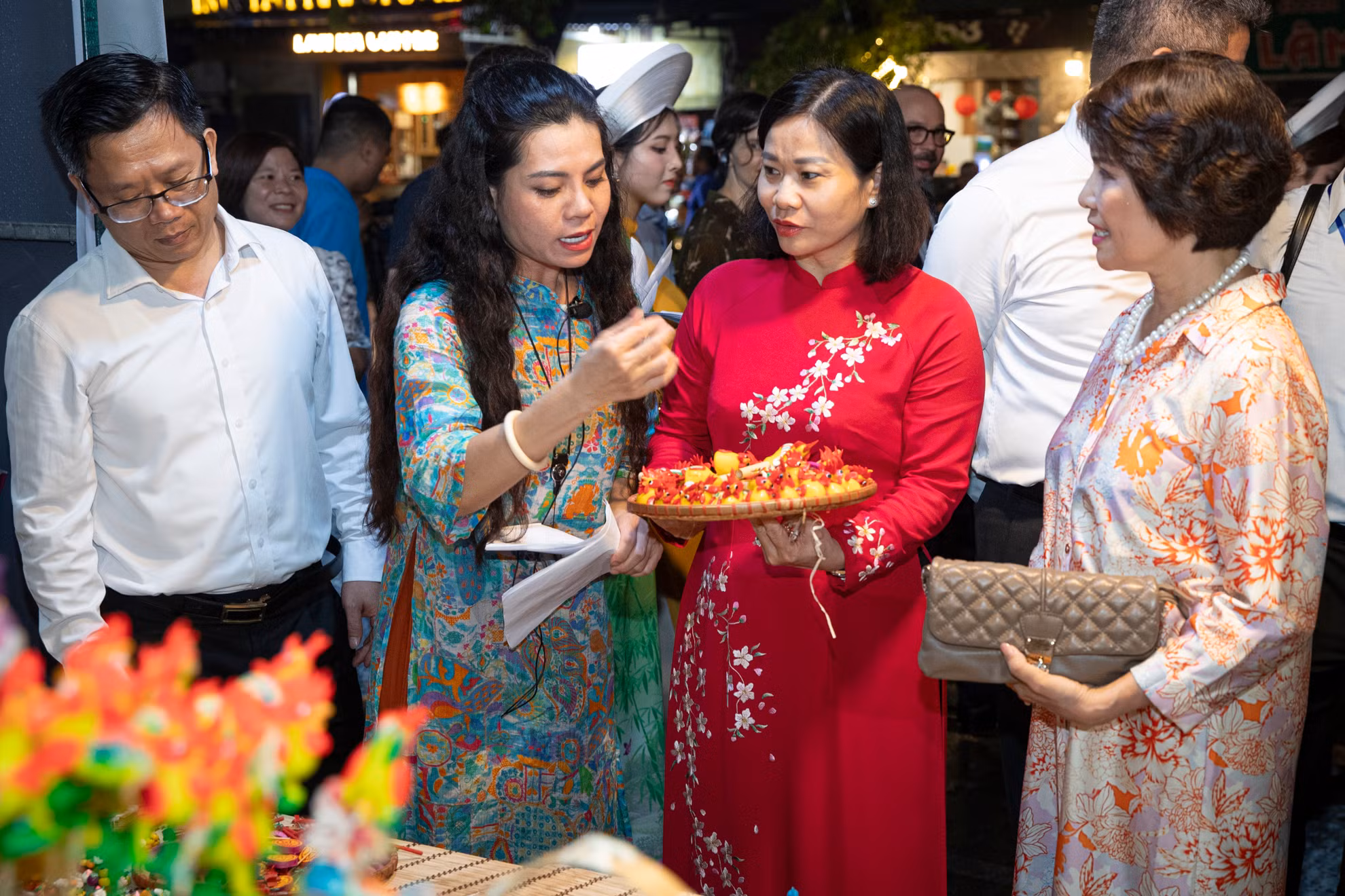 Phó Bí thư Thường trực Thành ủy Hà Nội Nguyễn Thị Tuyến cùng các đại biểu thăm các gian hàng tại Festival Thu Hà Nội năm 2024.