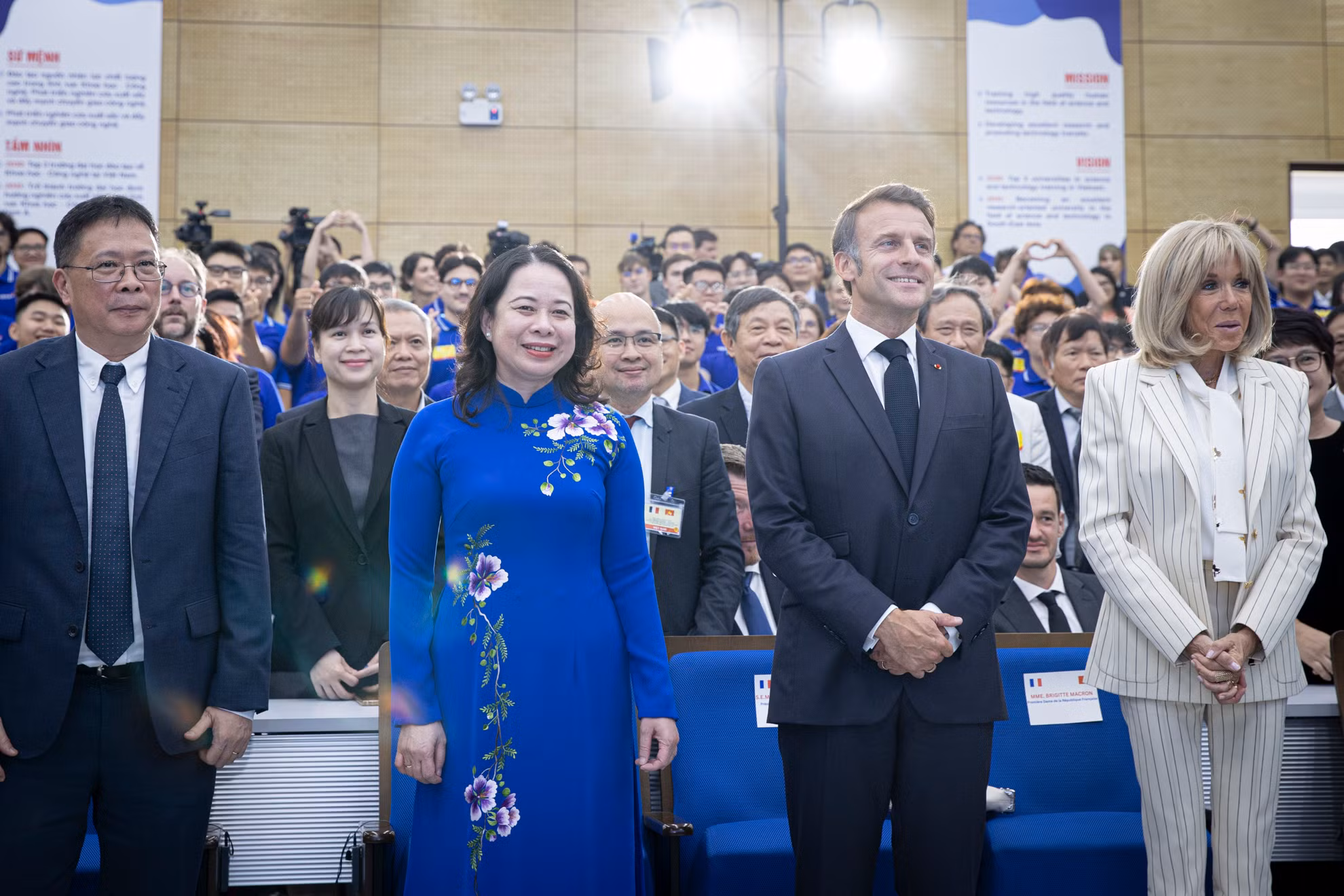Phó Chủ tịch nước Võ Thị Ánh Xuân cùng Tổng thống Pháp Emmanuel Macron và Phu nhân tại buổi giao lưu cùng sinh viên.