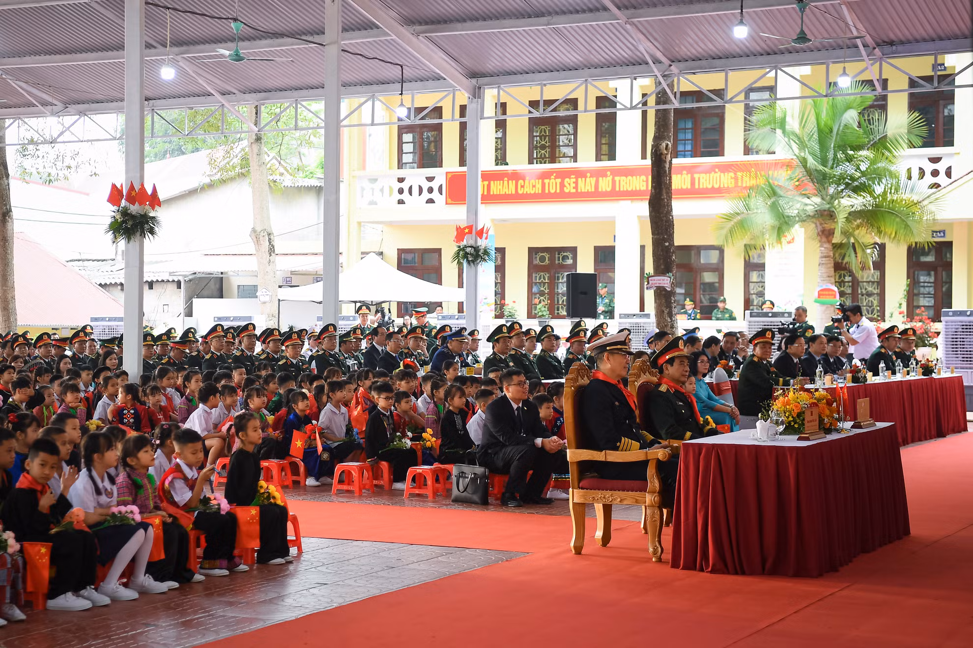 Các đại biểu và học sinh tại Trường tiểu học Đồng Đăng tại huyện Cao Lộc, tỉnh Lạng Sơn.