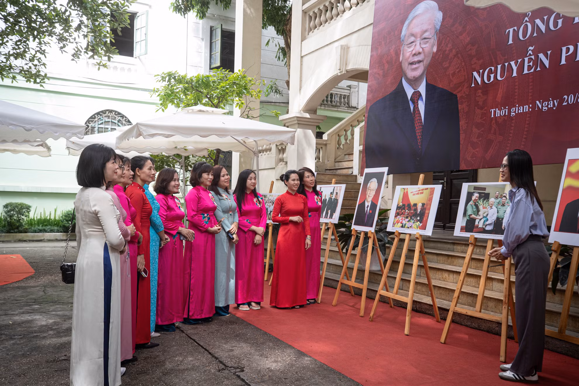 Các giáo viên trường Mầm non Bà Triệu (Hoàn Kiếm, Hà Nội) nghe thuyết minh về cuộc đời, sự nghiệp của Tổng Bí thư Nguyễn Phú Trọng.