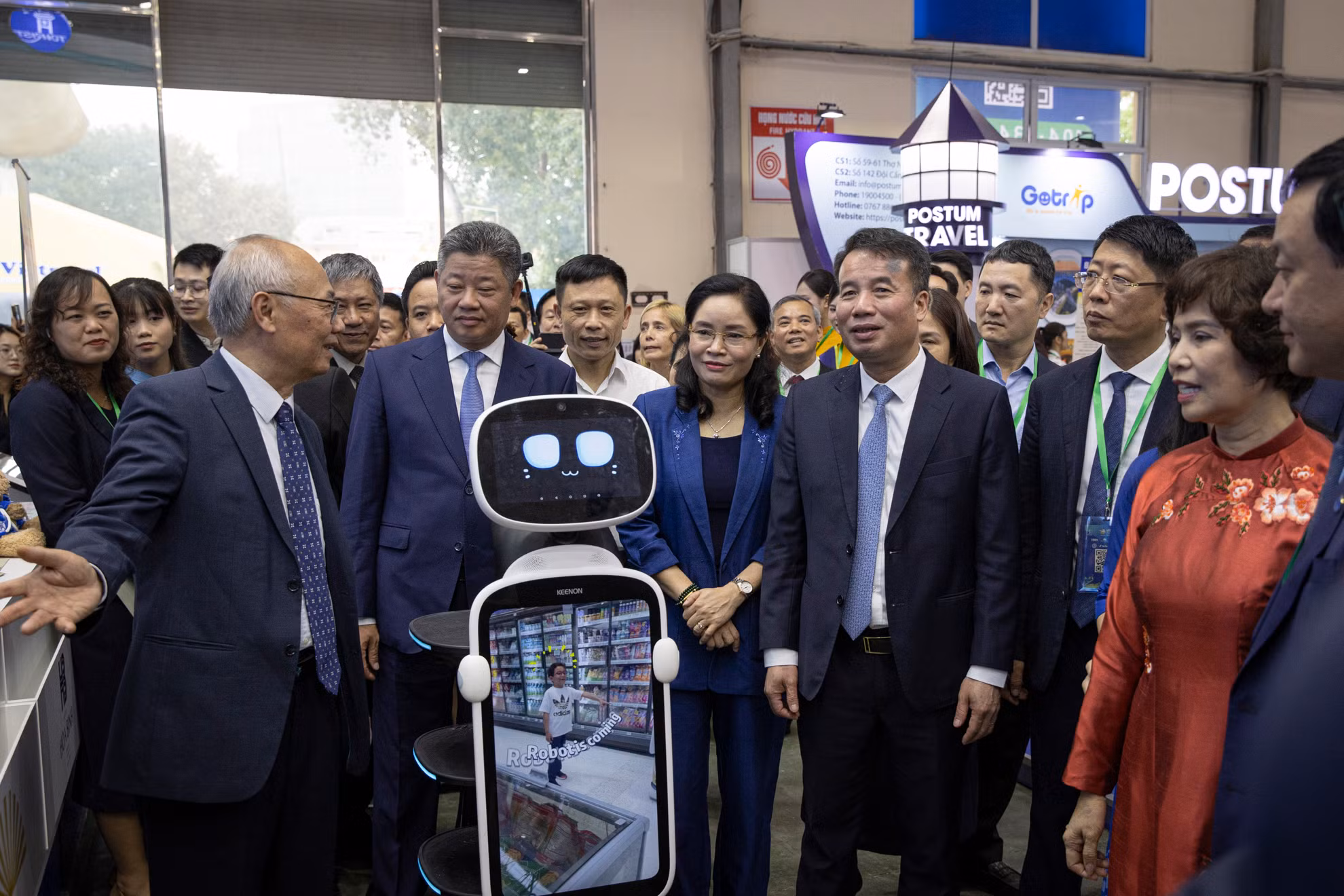 Các đại biểu tham quan hội chợ.