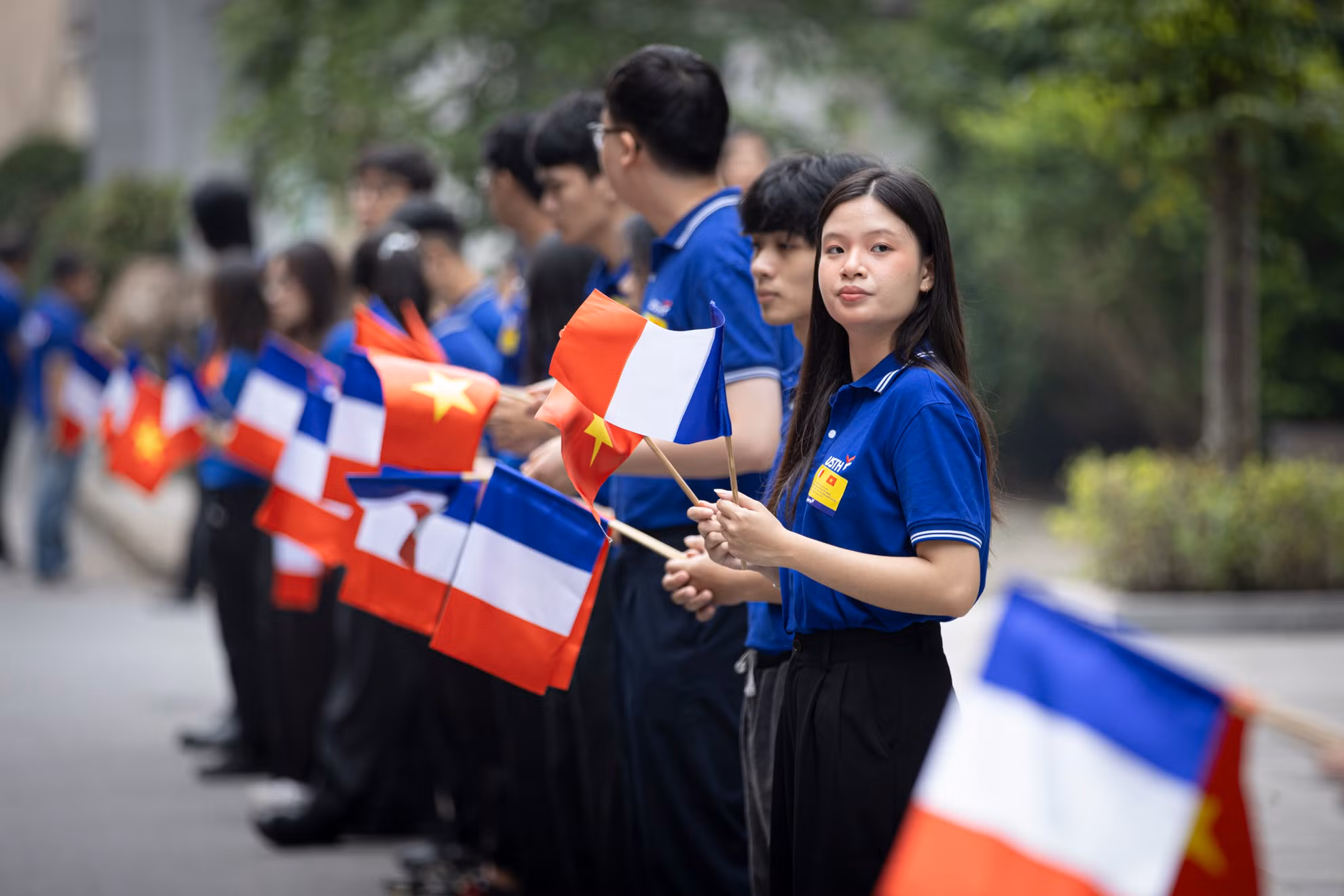 Sinh viên Trường đại học Khoa học và Công nghệ Hà Nội đón Phó Chủ tịch nước Võ Thị Ánh Xuân cùng Tổng thống Pháp Emmanuel Macron và Phu nhân.