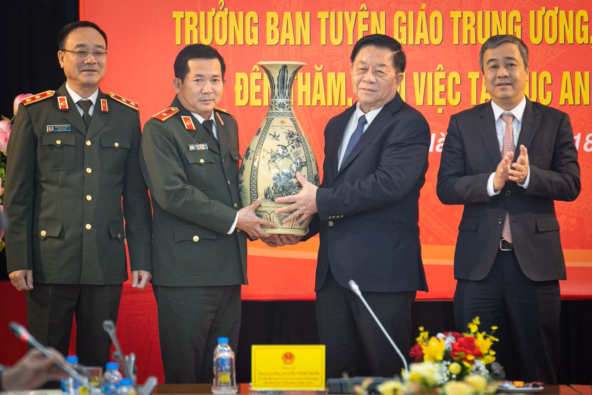 Đồng chí Nguyễn Trọng Nghĩa trao quà, tặng đại diện Cục An ninh chính trị nội bộ, Bộ Công an. Đồng chí Nguyễn Trọng Nghĩa trao quà, tặng đại diện Cục An ninh chính trị nội bộ, Bộ Công an.