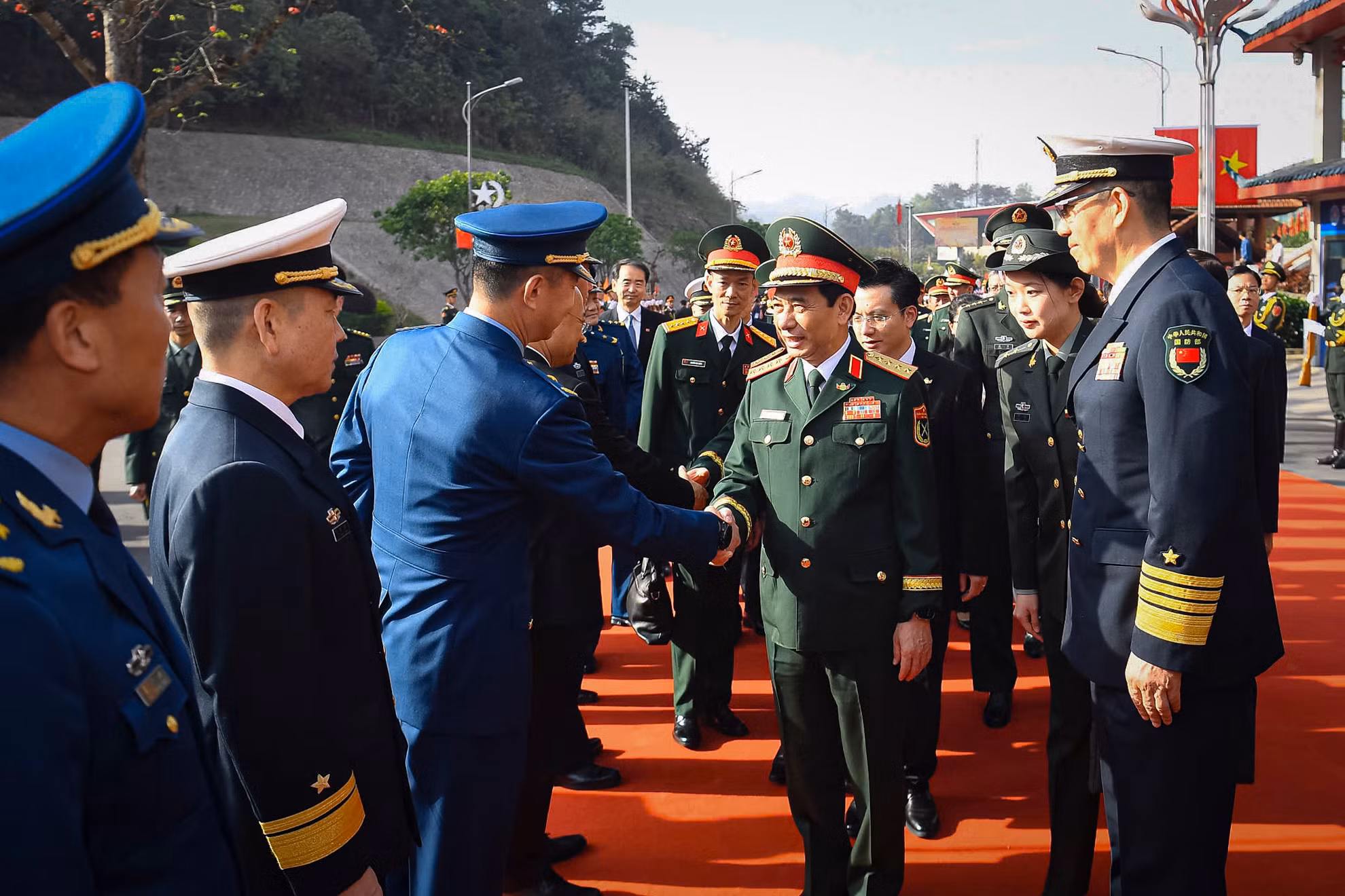 Bộ trưởng Bộ Quốc phòng Trung Quốc Đổng Quân giới thiệu với Bộ trưởng Phan Văn Giang các đại biểu đoàn Trung Quốc. Bộ trưởng Bộ Quốc phòng Trung Quốc Đổng Quân giới thiệu với Bộ trưởng Phan Văn Giang các đại biểu đoàn Trung Quốc.