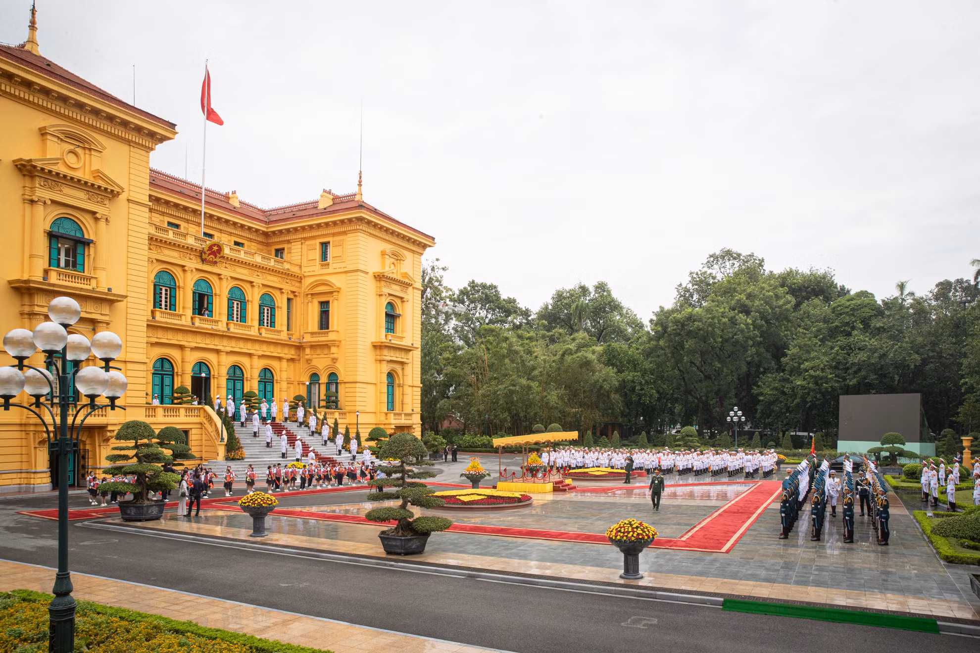 Quang cảnh Lễ đón chính thức Tổng thống Mozambique Filipe Jacinto Nyusi tại Phủ Chủ tịch.