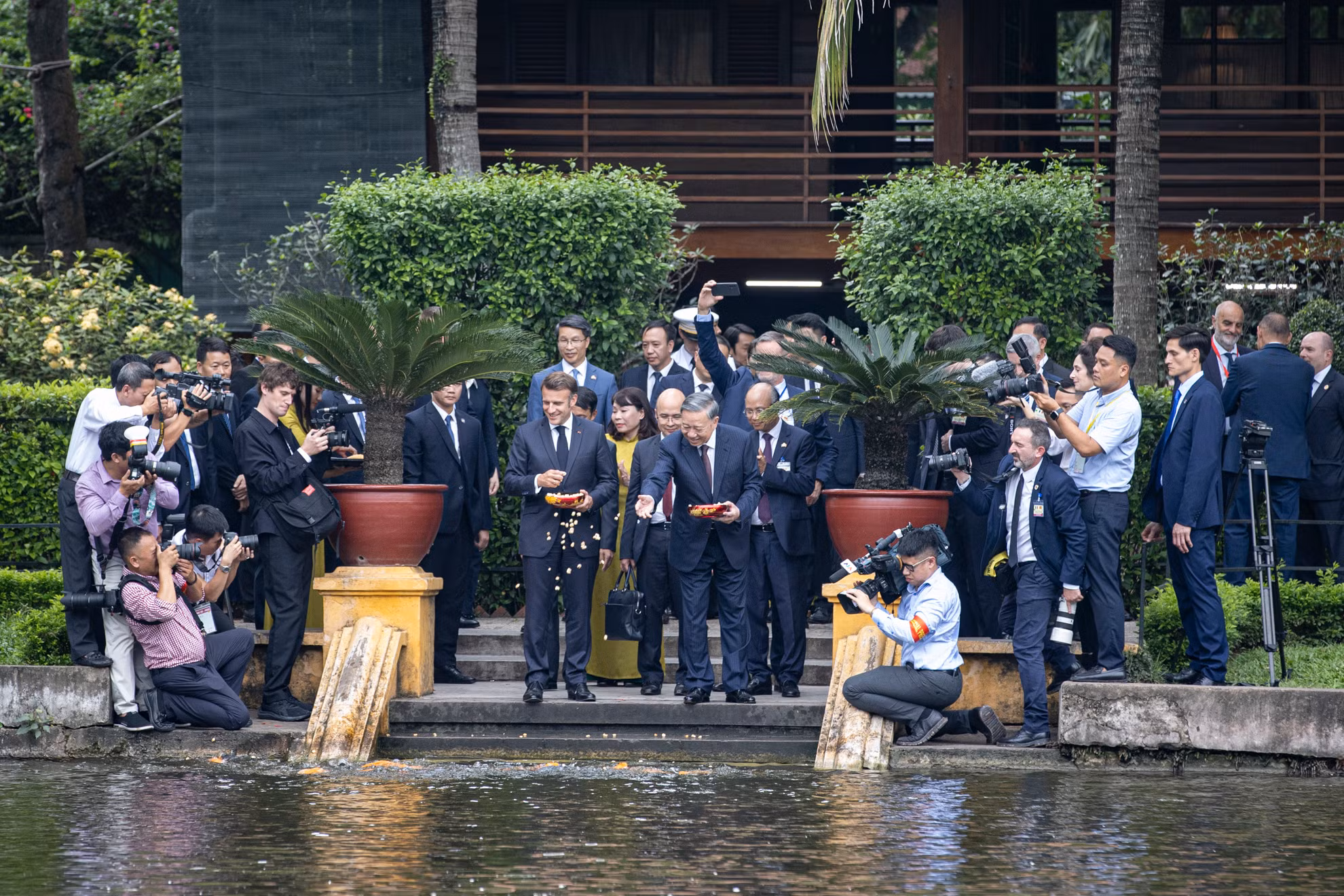 Tổng Bí thư Tô Lâm và Tổng thống Pháp Emmanuel Macron cho cá ăn tại Ao cá Bác Hồ. Tổng Bí thư Tô Lâm và Tổng thống Pháp Emmanuel Macron cho cá ăn tại Ao cá Bác Hồ.
