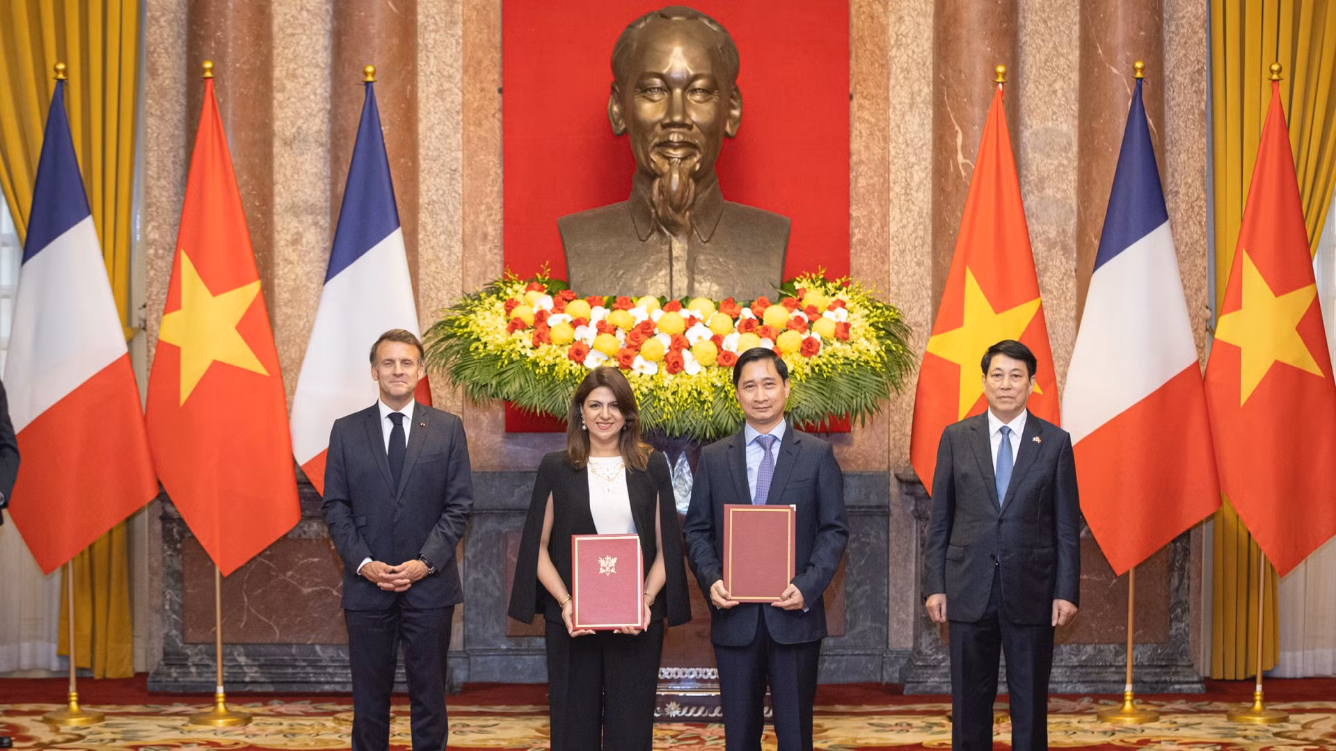 Chủ tịch nước Lương Cường và Tổng thống Pháp Emmanuel Macron chứng kiến Lễ trao văn kiện hợp tác giữa Việt Nam và Pháp trên nhiều lĩnh vực quan trọng.