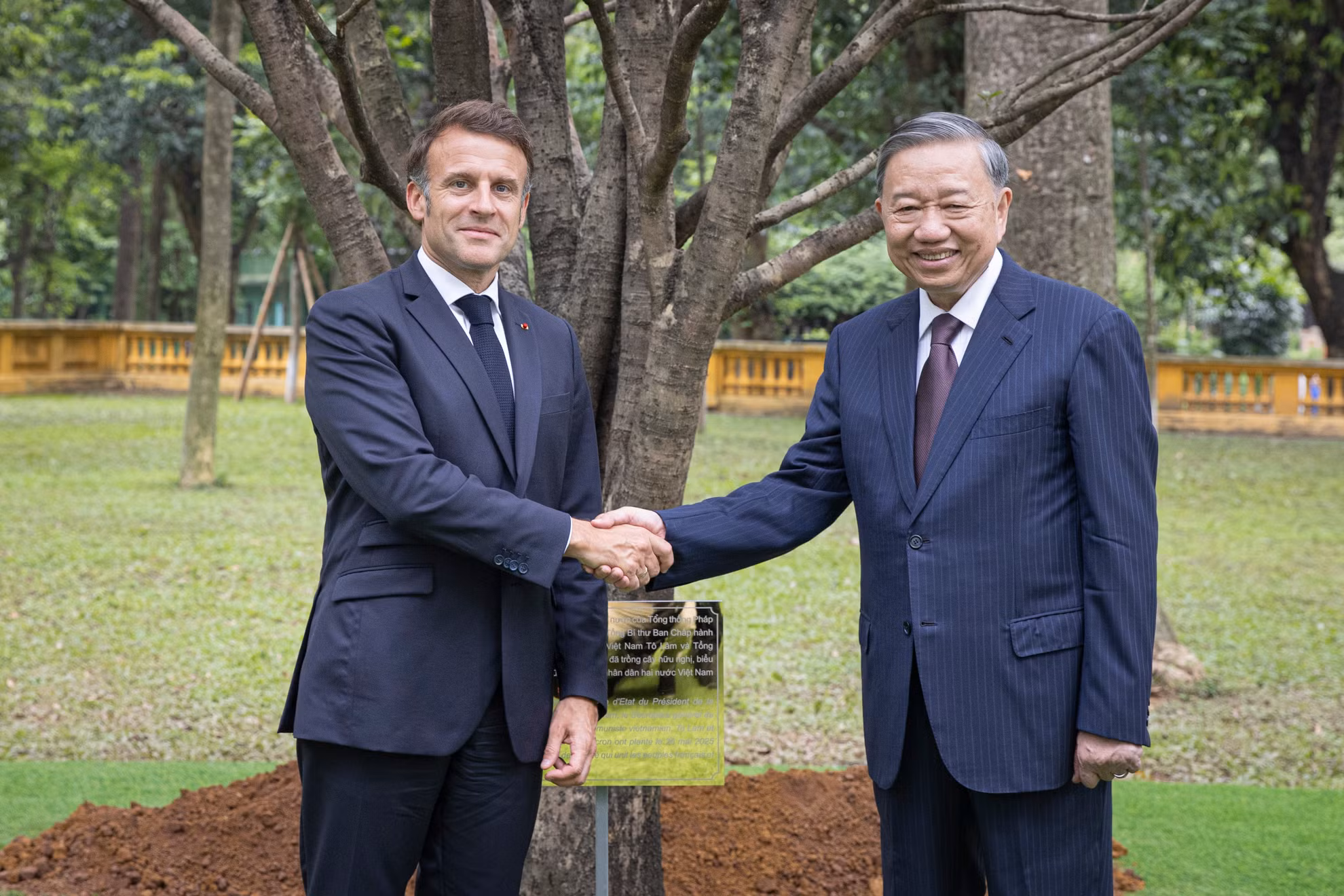 Tổng Bí thư Tô Lâm và Tổng thống Pháp Emmanuel Macron thực hiện nghi thức trồng cây hữu nghị.