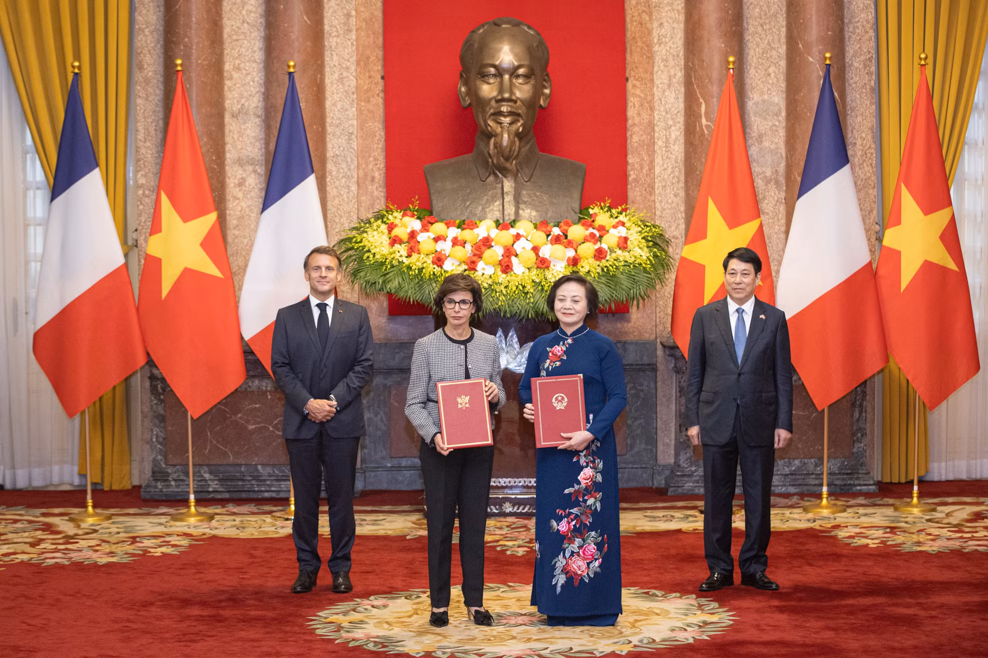 Bộ trưởng Nội vụ Việt Nam Phạm Thị Thanh Trà và Bộ trưởng Văn hóa Pháp Rachida Dati trao đổi ý định thư giữa Bộ Nội vụ Việt Nam và Bộ Văn hóa Pháp trong lĩnh vực lưu trữ.
