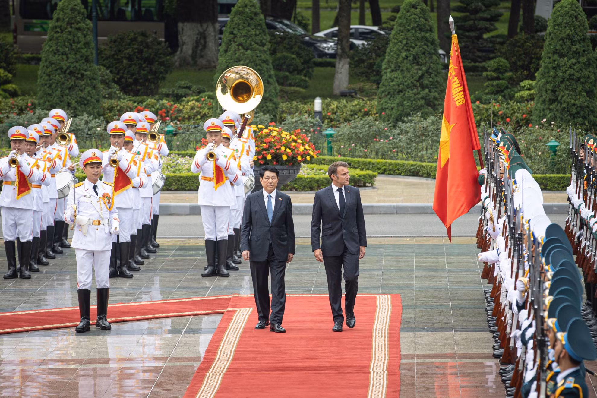 Chủ tịch nước Lương Cường và Tổng thống Pháp Emmanuel Macron duyệt đội danh dự Quân đội nhân dân Việt Nam.