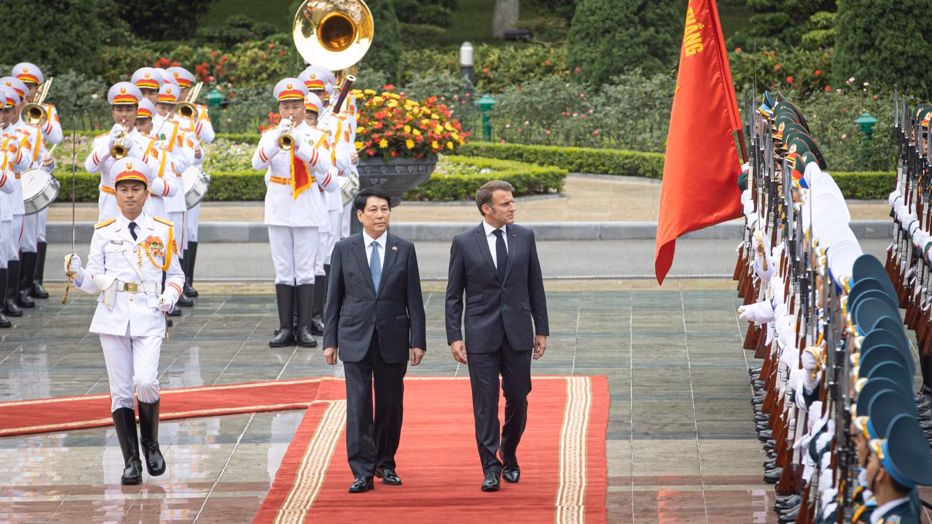 Chủ tịch nước Lương Cường và Tổng thống Pháp Emmanuel Macron duyệt đội danh dự Quân đội nhân dân Việt Nam.