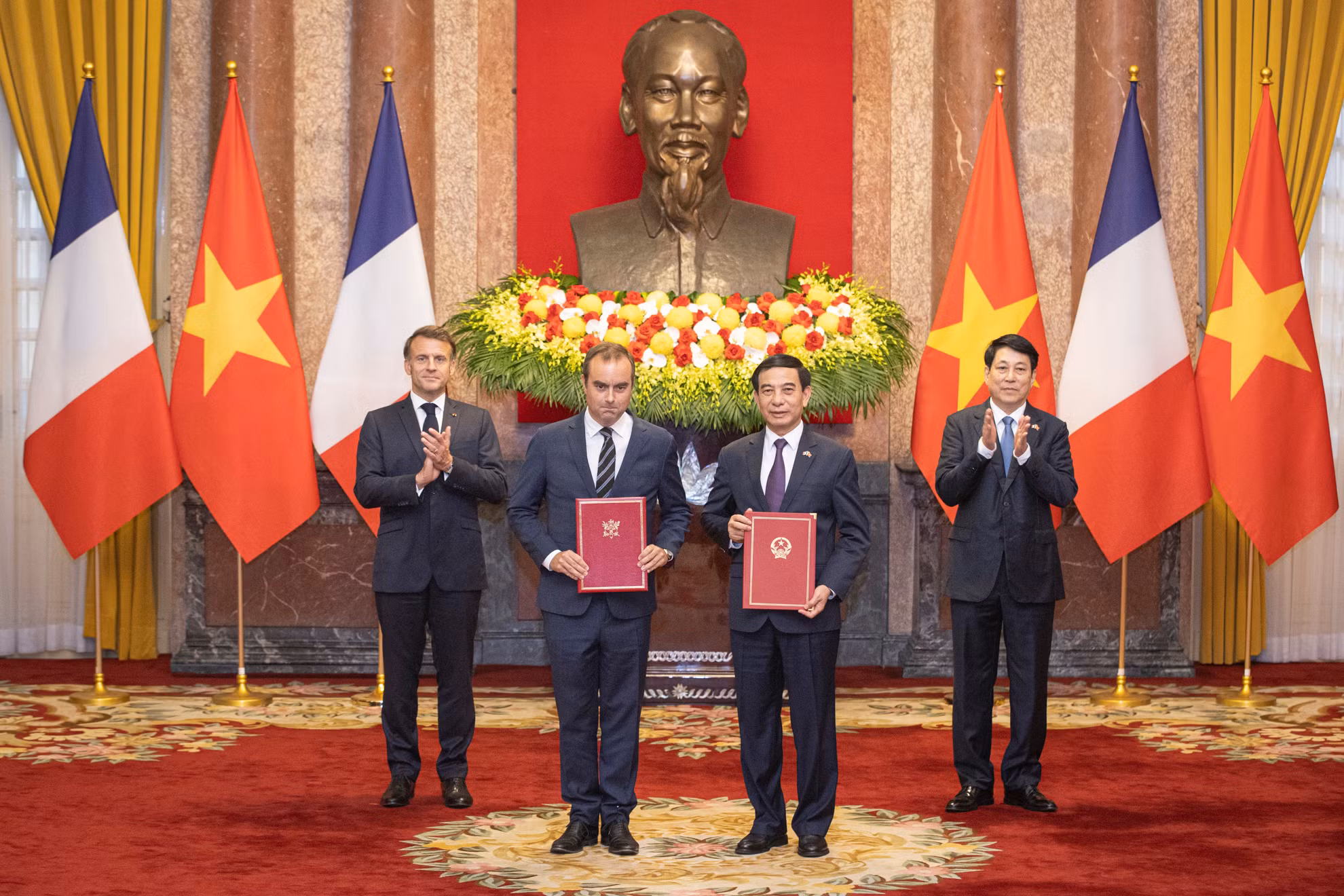 Bộ trưởng Quốc phòng Việt Nam, Đại tướng Phan Văn Giang và Bộ trưởng Quân đội Pháp Sébastien Lecornu trao đổi ý định thư giữa Bộ Quốc phòng Việt Nam và Bộ Quân đội Pháp về tăng cường hợp tác trong lĩnh vực trang bị quốc phòng.