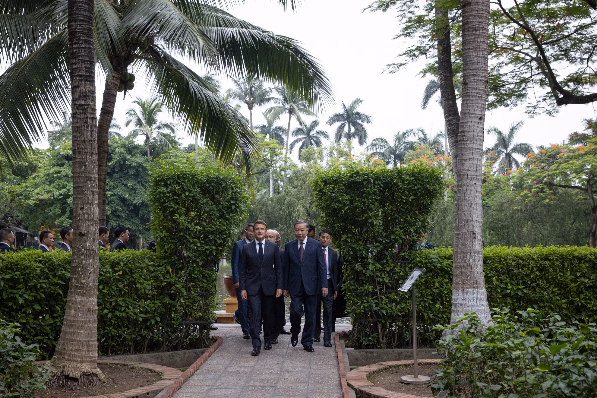 Tổng Bí thư Tô Lâm và Tổng thống Pháp Emmanuel Macron cùng các đại biểu trong khuôn viên Khu di tích Chủ tịch Hồ Chí Minh tại Phủ Chủ tịch. Tổng Bí thư Tô Lâm và Tổng thống Pháp Emmanuel Macron cùng các đại biểu trong khuôn viên Khu di tích Chủ tịch Hồ Chí Minh tại Phủ Chủ tịch.