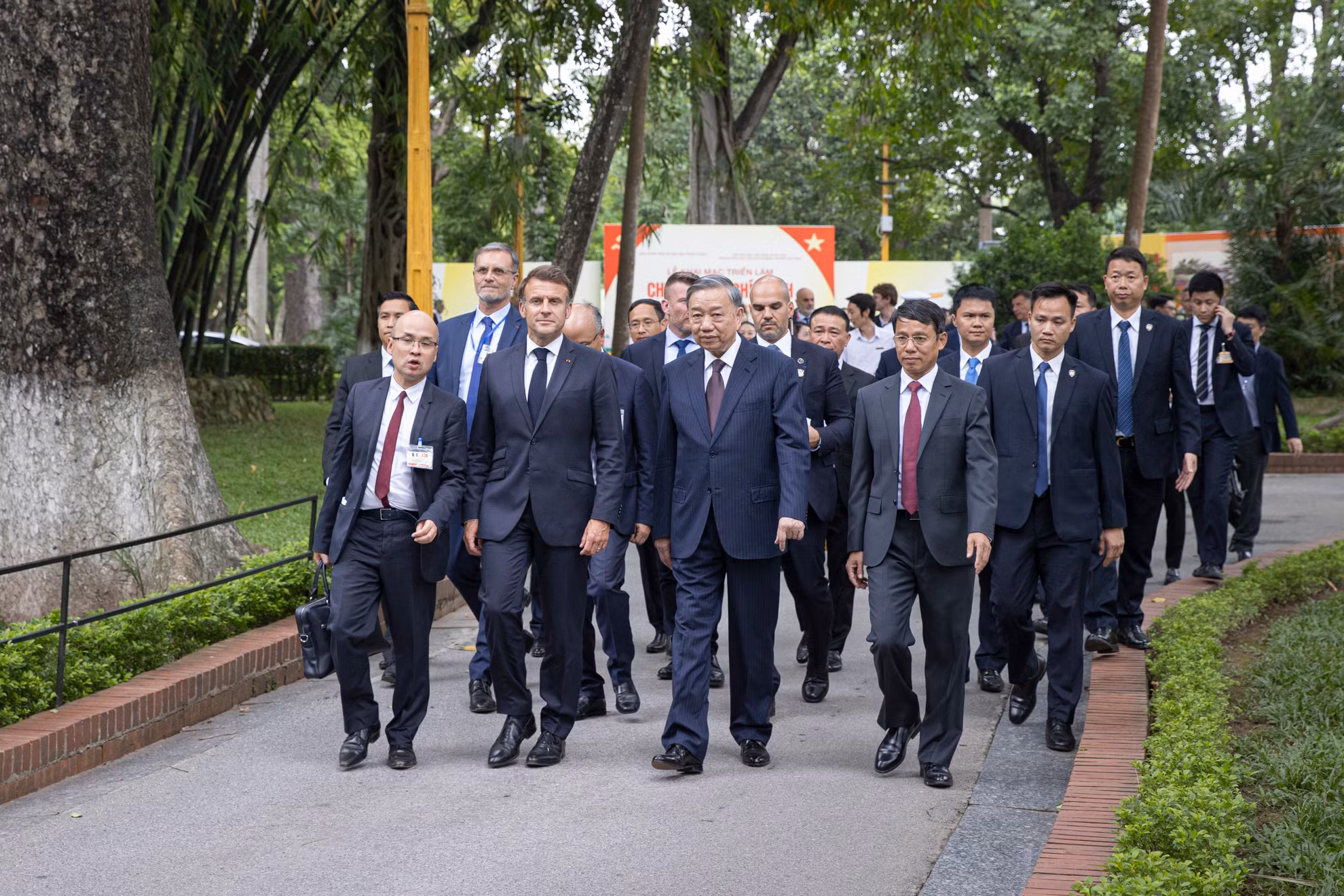 Sau nghi thức trồng cây hữu nghị, Tổng Bí thư Tô Lâm và Tổng thống Pháp Emmanuel Macron thăm Nhà sàn Bác Hồ. Sau nghi thức trồng cây hữu nghị, Tổng Bí thư Tô Lâm và Tổng thống Pháp Emmanuel Macron thăm Nhà sàn Bác Hồ.