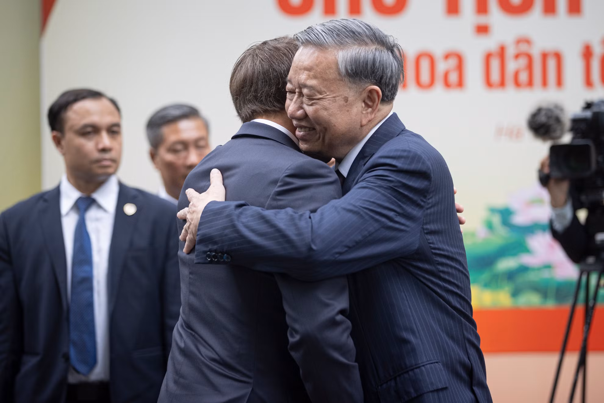 Chuyến thăm và hoạt động trồng cây hữu nghị của Tổng Bí thư Tô Lâm và Tổng thống Pháp Emmanuel Macron tại Khu di tích Chủ tịch Hồ Chí Minh là sự kiện có ý nghĩa đặc biệt, thể hiện mối quan hệ hợp tác truyền thống và hướng tới tương lai giữa hai quốc gia. Chuyến thăm và hoạt động trồng cây hữu nghị của Tổng Bí thư Tô Lâm và Tổng thống Pháp Emmanuel Macron tại Khu di tích Chủ tịch Hồ Chí Minh là sự kiện có ý nghĩa đặc biệt, thể hiện mối quan hệ hợp tác truyền thống và hướng tới tương lai giữa hai quốc gia.