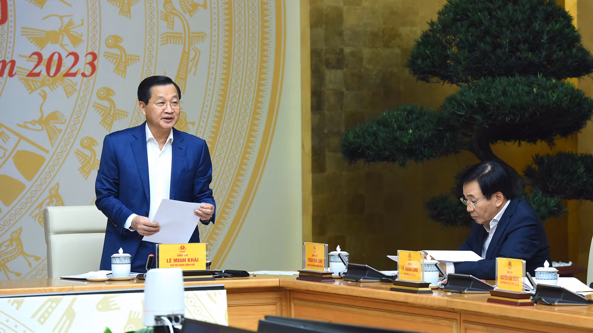 Phó Thủ tướng Lê Minh Khái điều hành hội nghị.