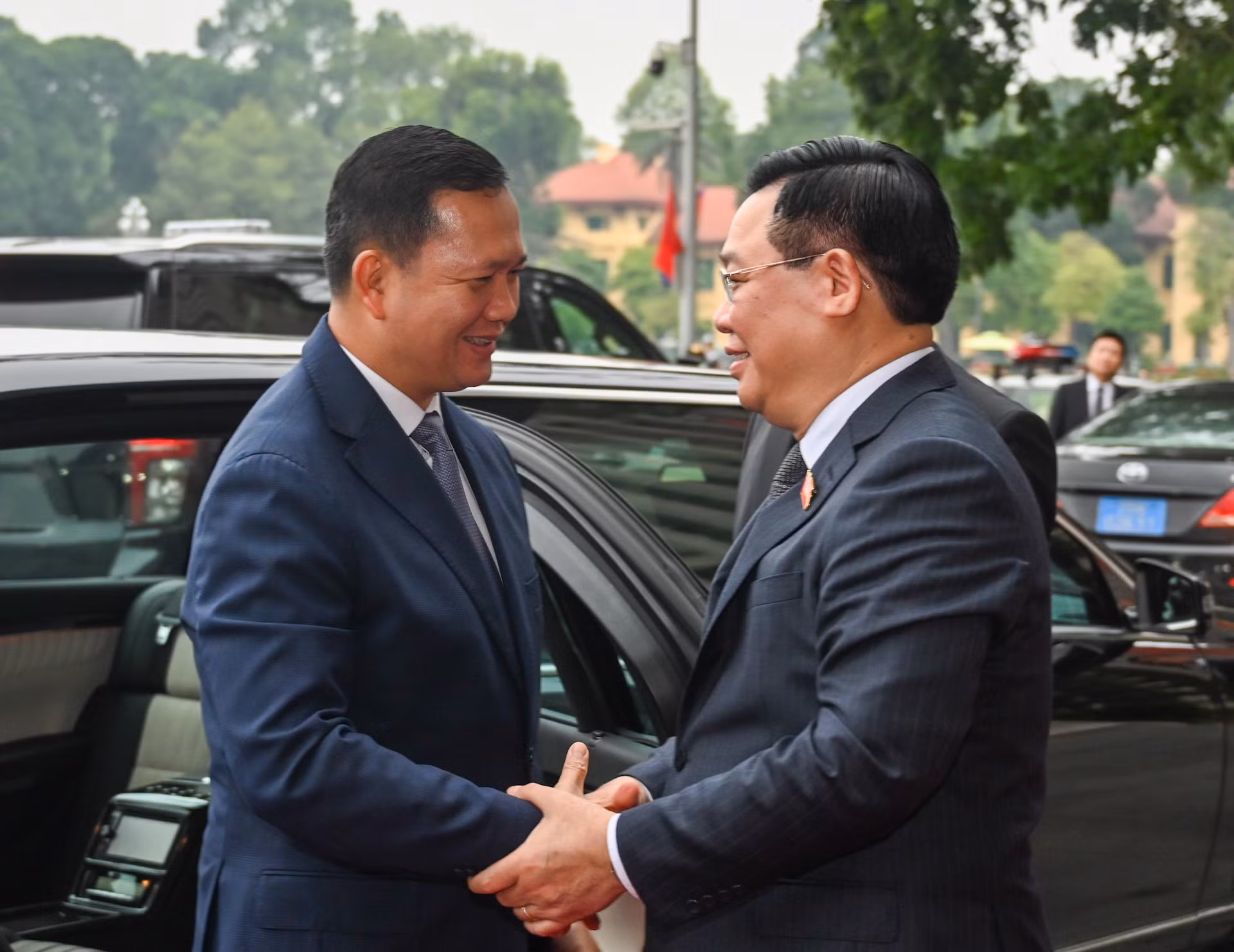Chủ tịch Quốc hội Vương Đình Huệ đón Thủ tướng Campuchia Samdech Hun Manet.