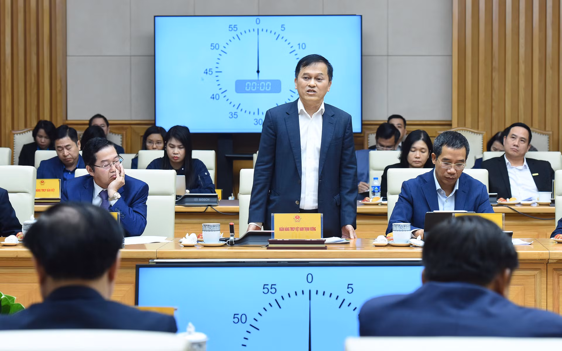 Đại diện lãnh đạo Ngân hàng thương mại cổ phần Việt Nam Thịnh vượng.