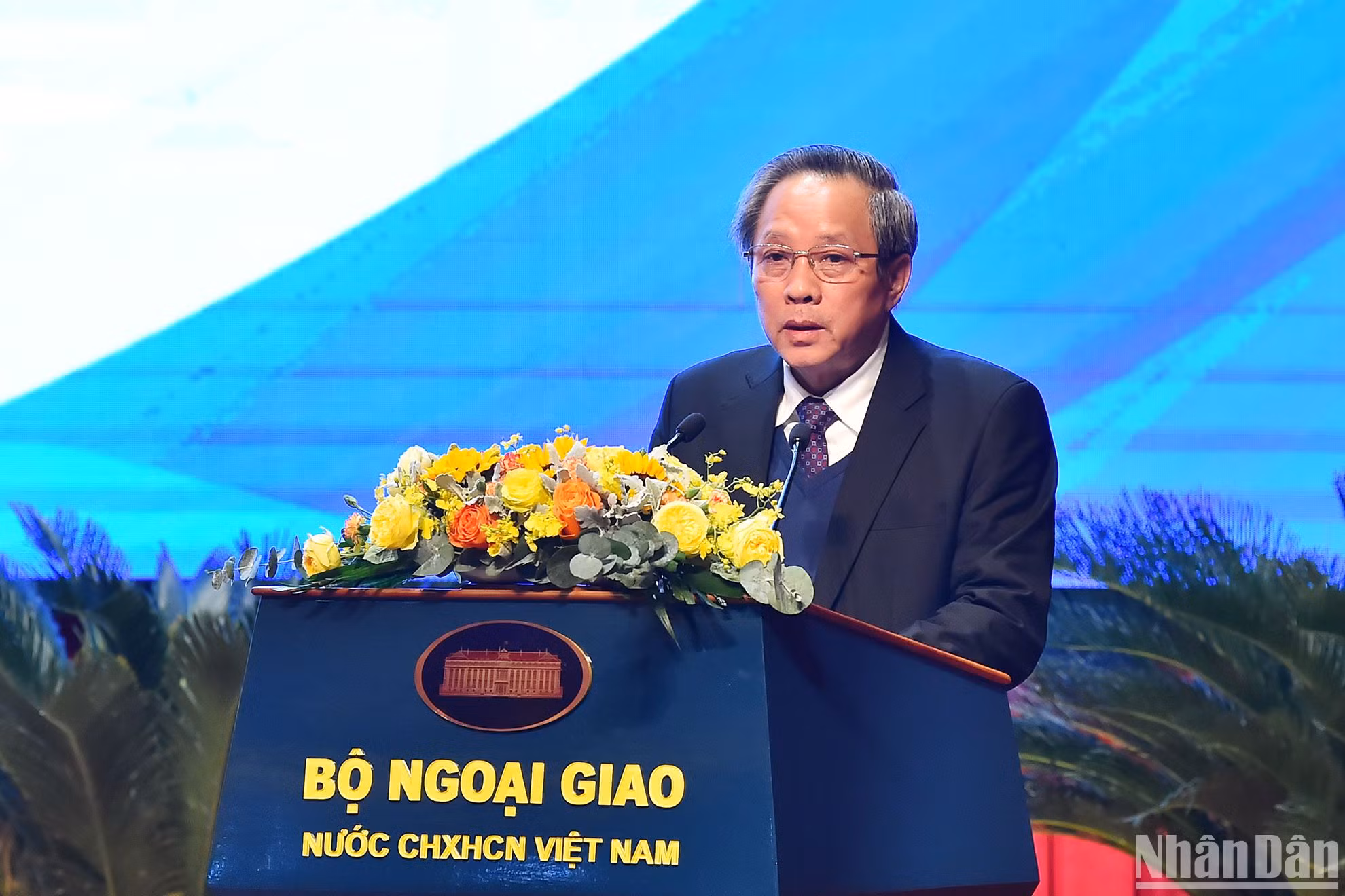 Phó Trưởng Ban Tổ chức Trung ương Hoàng Đăng Quangtrình bày tham luận tại phiên họp.