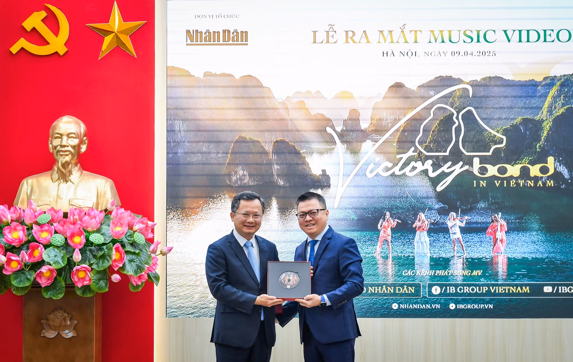 Tổng Biên tập Báo Nhân Dân Lê Quốc Minh trao tặng MV cho Phó Chủ tịch Ủy ban nhân dân tỉnh Quảng Ninh Cao Tường Huy. Tổng Biên tập Báo Nhân Dân Lê Quốc Minh trao tặng MV cho Phó Chủ tịch Ủy ban nhân dân tỉnh Quảng Ninh Cao Tường Huy.
