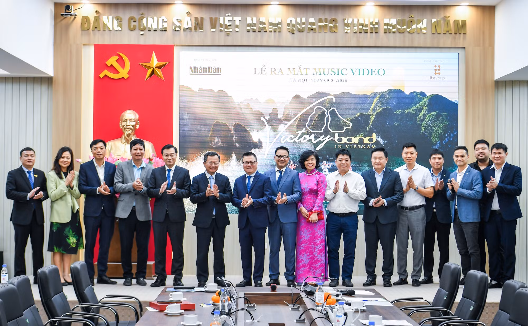 Các đại biểu chụp ảnh lưu niệm khi kết thúc sự kiện. Các đại biểu chụp ảnh lưu niệm khi kết thúc sự kiện.