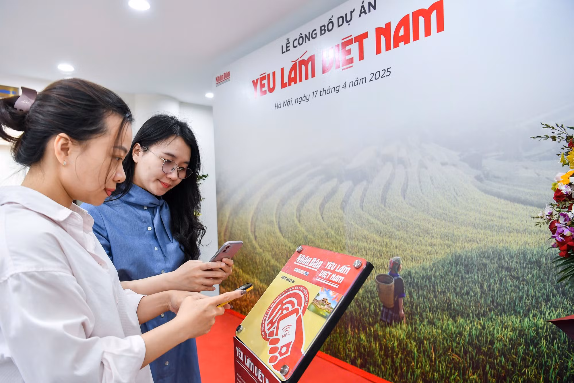 Bảng NFC được đặt trong khuôn viên diễn ra sự kiện để người dân trải nghiệm.
