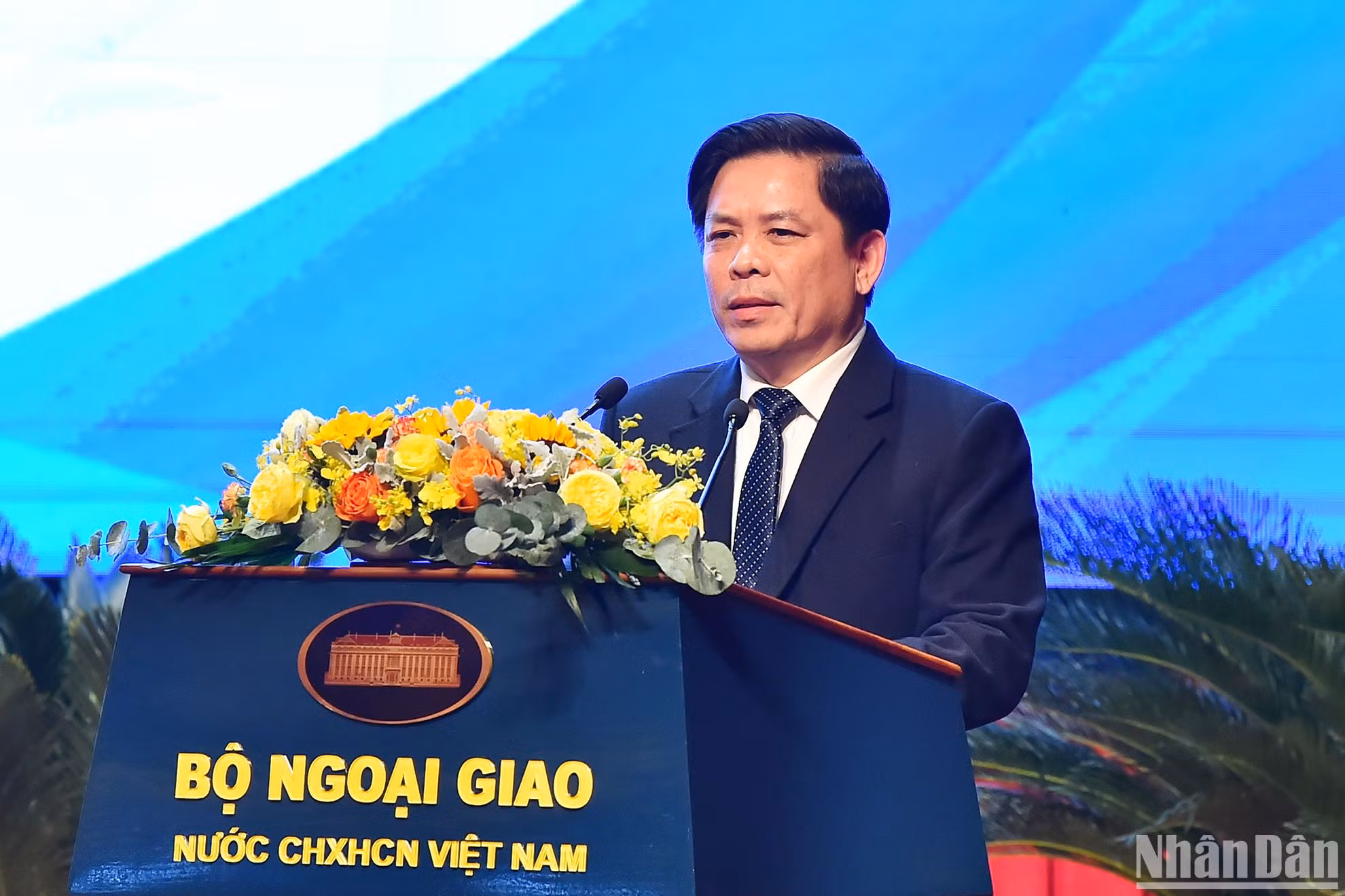 Bí thư Đảng ủy Khối Các cơ quan Trung ương Nguyễn Văn Thể trình bày tham luận tại phiên họp.