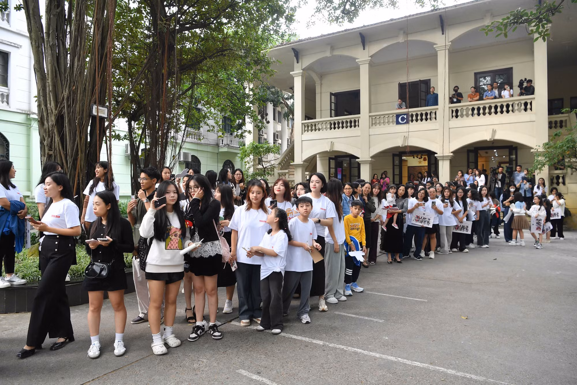 Từ giữa trưa, đông đảo người hâm mộ đã xếp hàng ở Báo Nhân Dân để đón chào các nghệ sĩ.