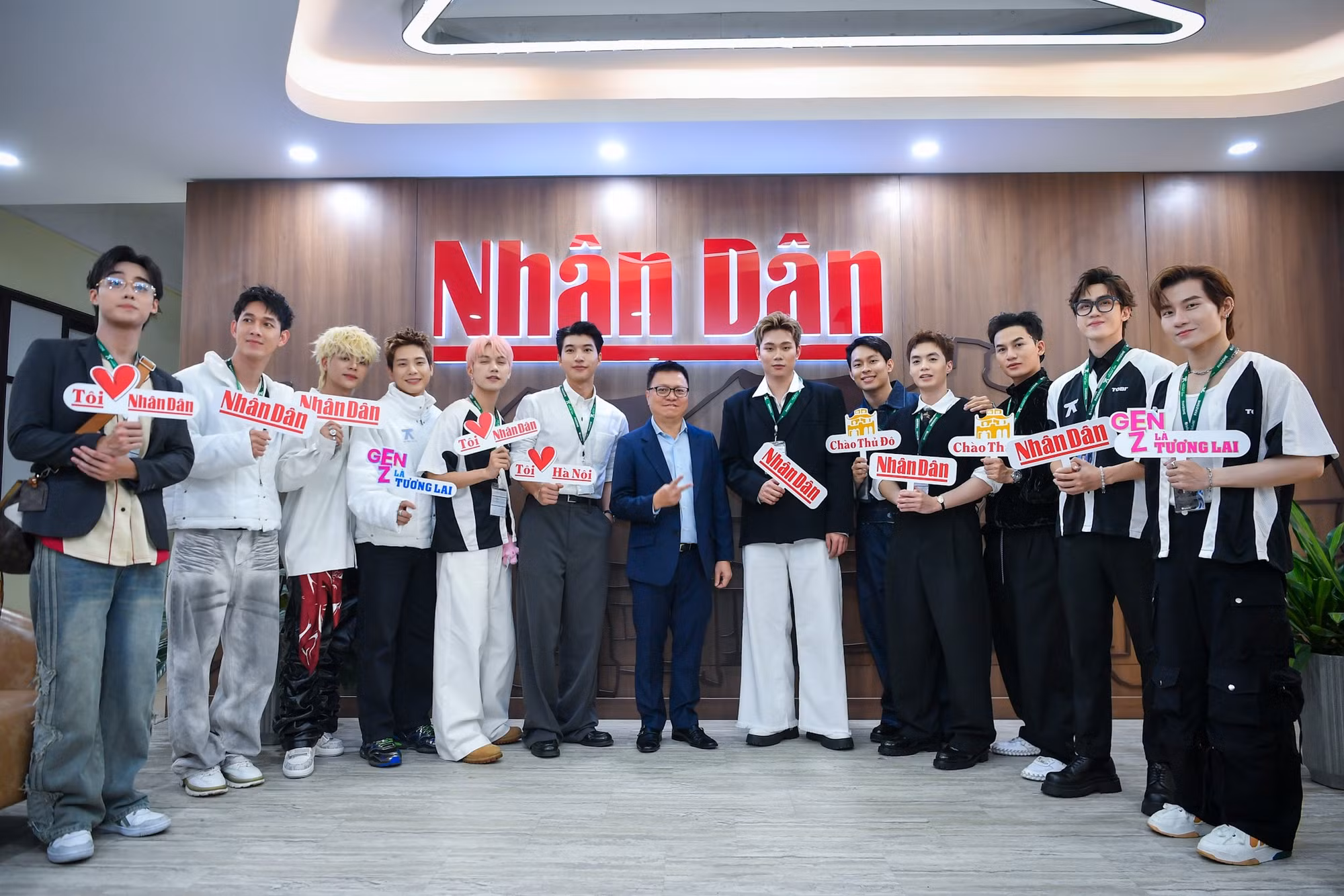 Đồng chí Lê Quốc Minh và các nghệ sĩ chụp ảnh lưu niệm tại Báo Nhân Dân.