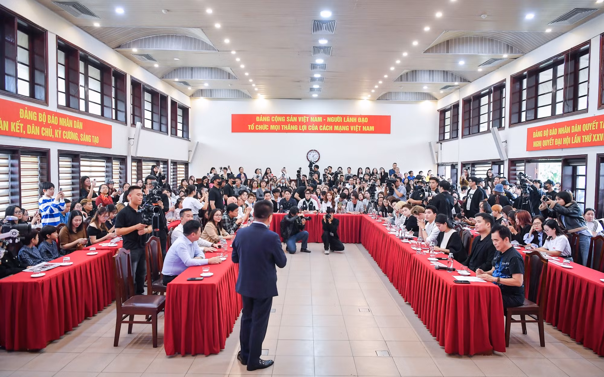 Toàn cảnh buổi giao lưu các nghệ sĩ của chương trình “Anh trai say hi” với bạn đọc trẻ của Báo Nhân Dân.
