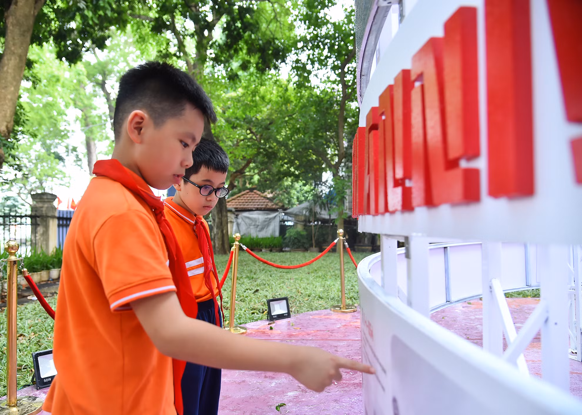 Dưới bức tranh panorama là diễn tiến chiến dịch với các thông tin trọng tâm được trình bày theo từng ngày cùng mã QR kết nối đến trang thông tin chi tiết.