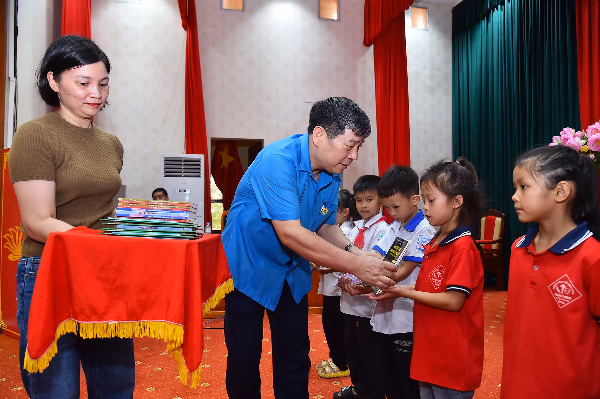 Phó Chủ tịch Thường trực Công đoàn Viên chức Việt Nam Nguyễn Văn Đông trao quà cho các học sinh có ý chí vươn lên hoàn cảnh khó khăn tại huyện Na Hang. Phó Chủ tịch Thường trực Công đoàn Viên chức Việt Nam Nguyễn Văn Đông trao quà cho các học sinh có ý chí vươn lên hoàn cảnh khó khăn tại huyện Na Hang.