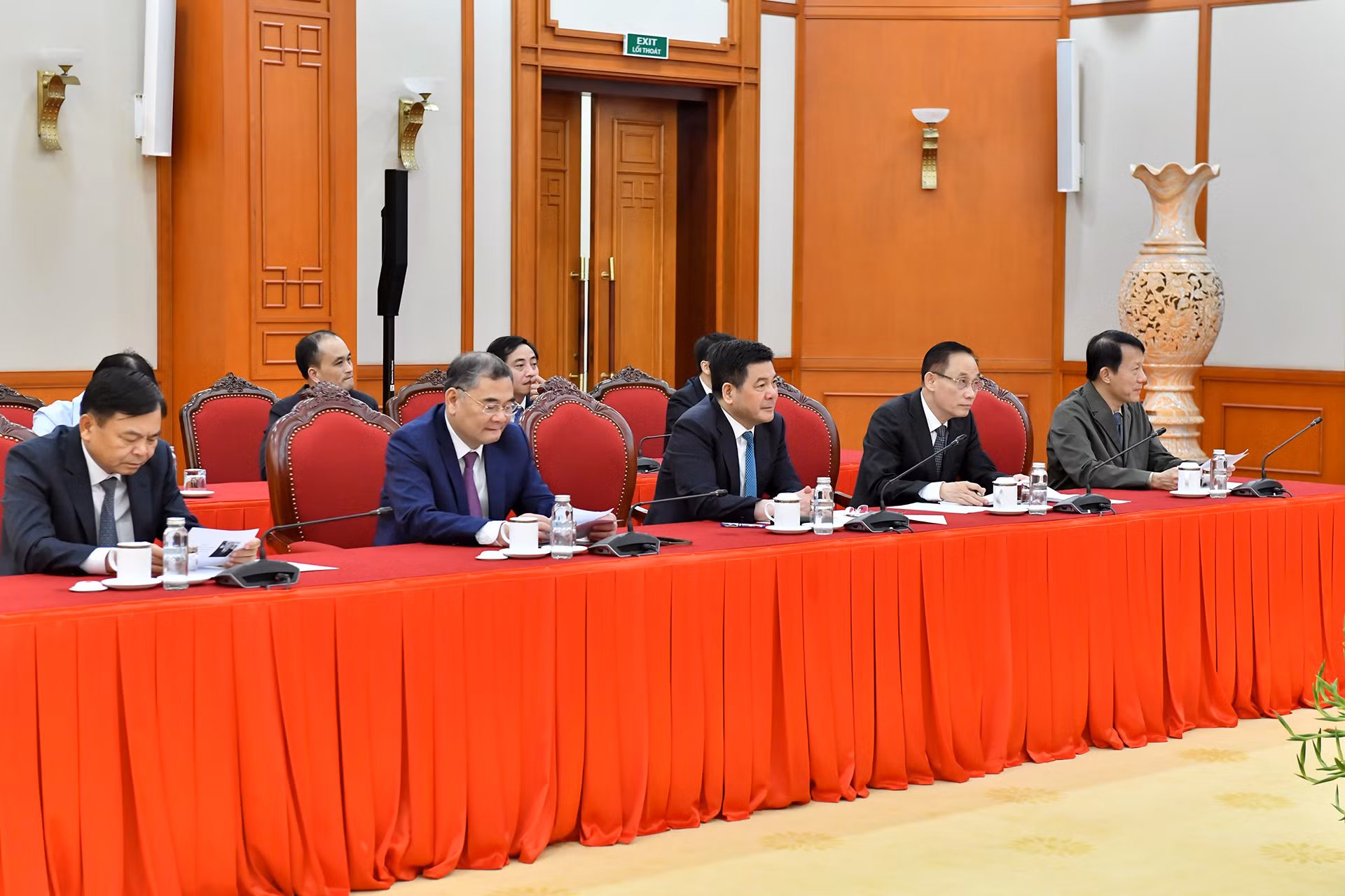 Các đại biểu tham dự cuộc điện đàm.