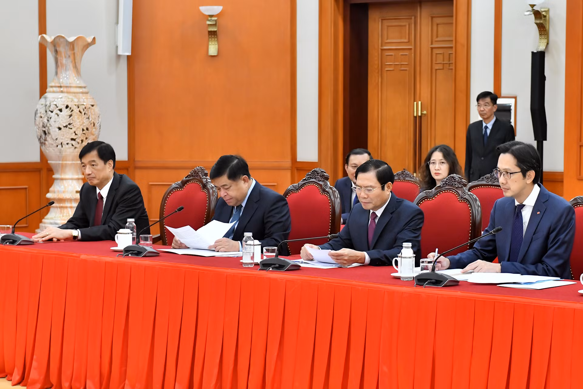 Các đại biểu tham dự cuộc điện đàm.