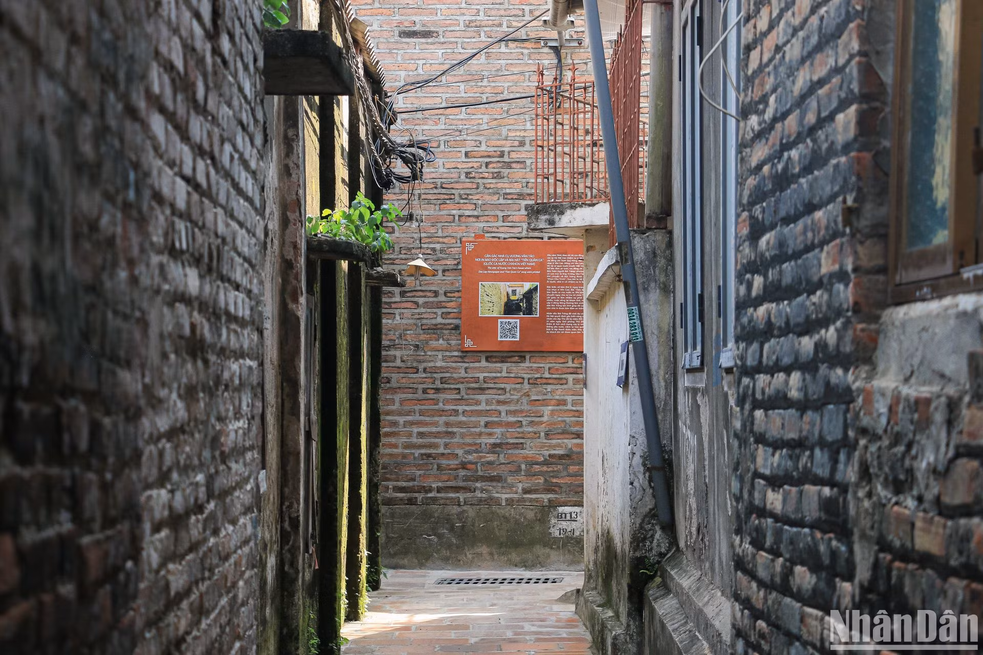 Trong con ngõ dài và hẹp, cơ sở in Phan Chu Trinh nằm khuất lấp sau những dãy nhà. Đường vào nhà in vừa được chính quyền địa phương lát gạch, sửa sang khang trang và sạch sẽ. Ngày 5/8/2005, Ủy ban nhân dân thành phố Hà Nội đã ban hành Quyết định số 5563/QĐ-UB, công nhận nhà in này là Di tích cách mạng, kháng chiến. Trong con ngõ dài và hẹp, cơ sở in Phan Chu Trinh nằm khuất lấp sau những dãy nhà. Đường vào nhà in vừa được chính quyền địa phương lát gạch, sửa sang khang trang và sạch sẽ. Ngày 5/8/2005, Ủy ban nhân dân thành phố Hà Nội đã ban hành Quyết định số 5563/QĐ-UB, công nhận nhà in này là Di tích cách mạng, kháng chiến.