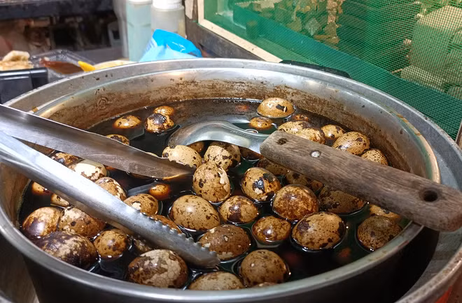 Món trứng hầm trà xì dầu còn được sử dụng nguyên liệu là trứng cút, nhưng phổ biến nhất là trứng gà. Tại thành phố Cao Hùng, du khách có thể dễ dàng nếm thử món ăn độc đáo này tại các cửa hàng tiện lợi như chuỗi cửa hàng tiện lợi 7-Eleven. Món trứng hầm trà xì dầu còn được sử dụng nguyên liệu là trứng cút, nhưng phổ biến nhất là trứng gà. Tại thành phố Cao Hùng, du khách có thể dễ dàng nếm thử món ăn độc đáo này tại các cửa hàng tiện lợi như chuỗi cửa hàng tiện lợi 7-Eleven.