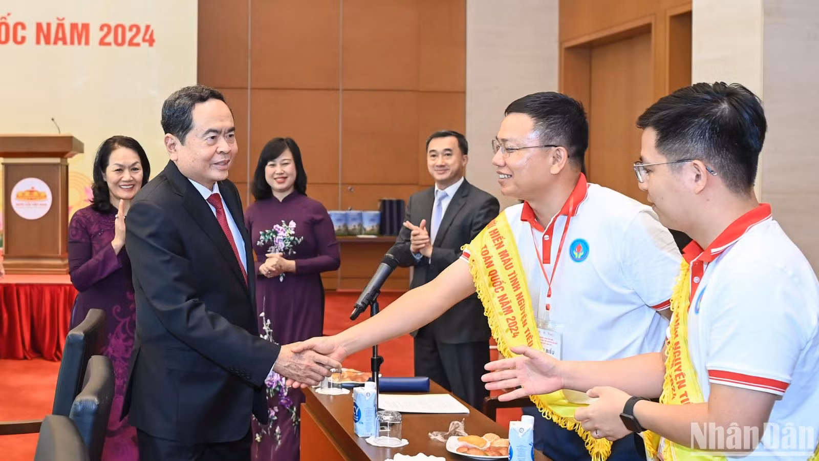 Chủ tịch Quốc hội Trần Thanh Mẫn với các đại biểu người hiến máu tình nguyện tiêu biểu toàn quốc.