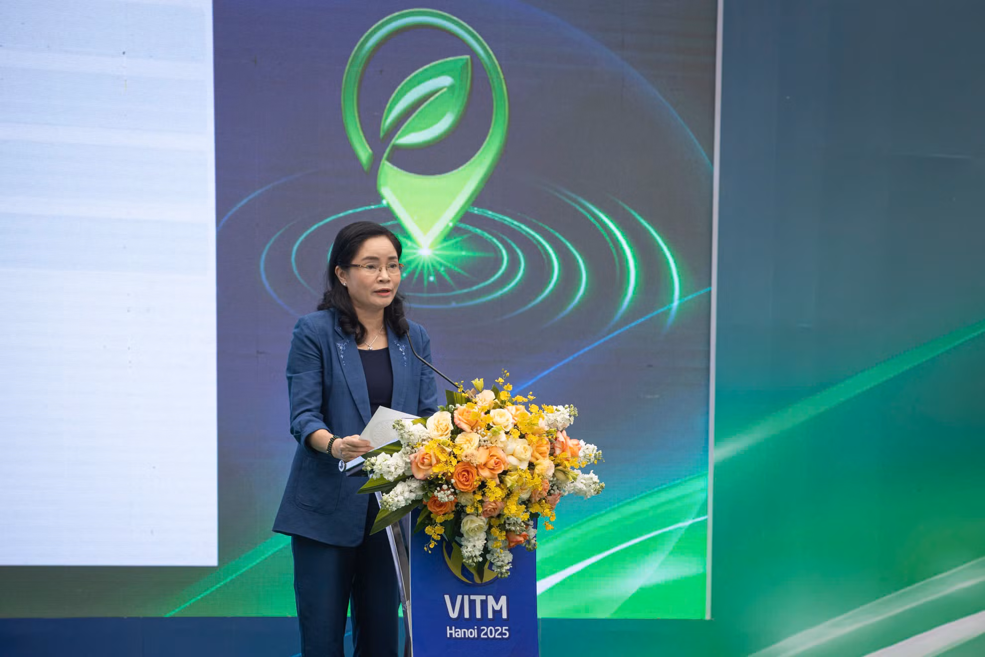Thứ trưởng Văn hóa, Thể thao và Du lịch Trịnh Thị Thủy đánh giá chủ đề của hội chợ năm nay thể hiện quyết tâm cao, nỗ lực lớn của hiệp hội và các doanh nghiệp du lịch Việt Nam trong việc triển khai chiến lược chuyển đổi xanh.