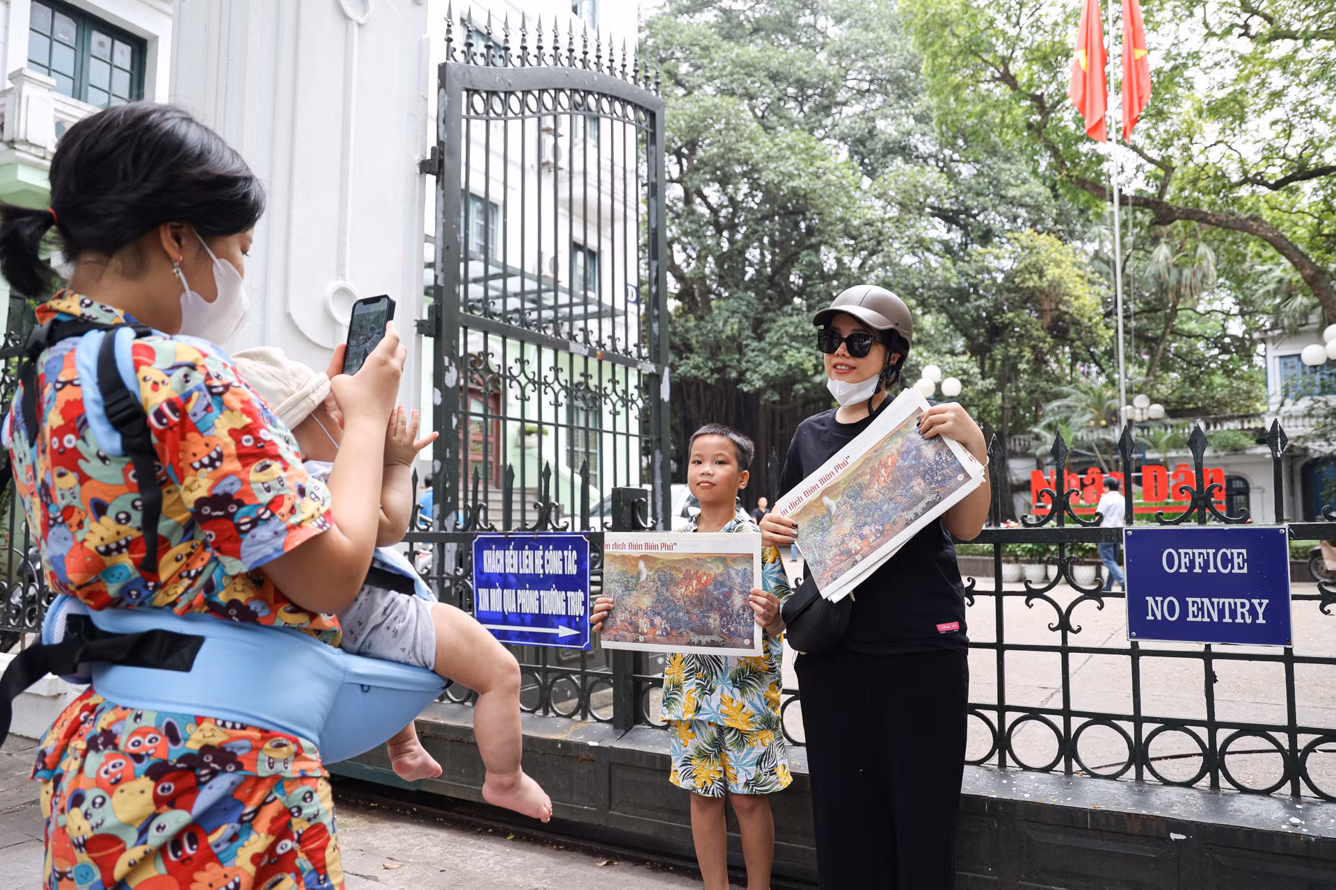 Cầm trên tay bức tranh panorama “Chiến dịch Điện Biên Phủ”, độc giả không quên chụp hình lưu niệm trước Trụ sở Báo Nhân Dân. Cầm trên tay bức tranh panorama “Chiến dịch Điện Biên Phủ”, độc giả không quên chụp hình lưu niệm trước Trụ sở Báo Nhân Dân.