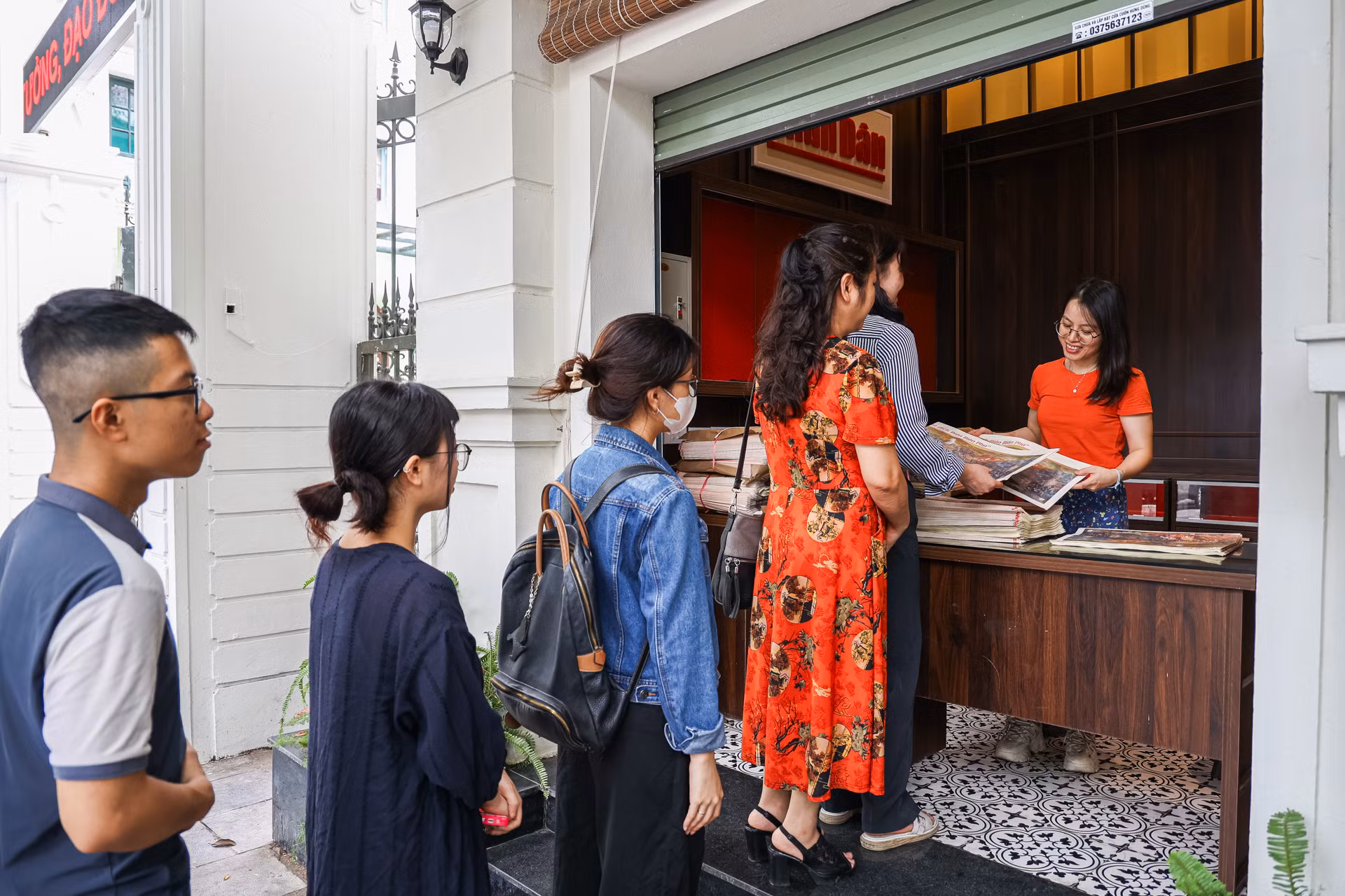 Người dân trên địa bàn Hà Nội tranh thủ giờ nghỉ trưa đến xếp hàng nhận báo. Dù ngày kỷ niệm 70 năm Chiến thắng Điện Biên Phủ đã qua, nhưng nhiều bạn đọc vẫn mong muốn sở hữu trang thông tin đặc biệt về sự kiện này. Người dân trên địa bàn Hà Nội tranh thủ giờ nghỉ trưa đến xếp hàng nhận báo. Dù ngày kỷ niệm 70 năm Chiến thắng Điện Biên Phủ đã qua, nhưng nhiều bạn đọc vẫn mong muốn sở hữu trang thông tin đặc biệt về sự kiện này.