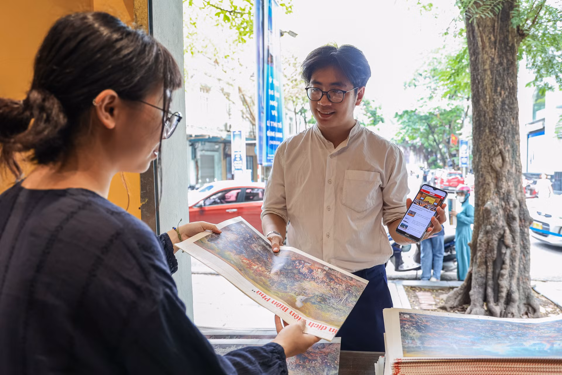 Theo đó, trong 8 trang thông tin đặc biệt mà bạn đọc nhận được có 4 trang in toàn bộ bức tranh panorama “Chiến dịch Điện Biên Phủ”, 4 trang tóm tắt diễn tiến 56 ngày đêm chiến dịch dưới dạng nhật ký bằng tiếng Việt và tiếng Anh. Theo đó, trong 8 trang thông tin đặc biệt mà bạn đọc nhận được có 4 trang in toàn bộ bức tranh panorama “Chiến dịch Điện Biên Phủ”, 4 trang tóm tắt diễn tiến 56 ngày đêm chiến dịch dưới dạng nhật ký bằng tiếng Việt và tiếng Anh.