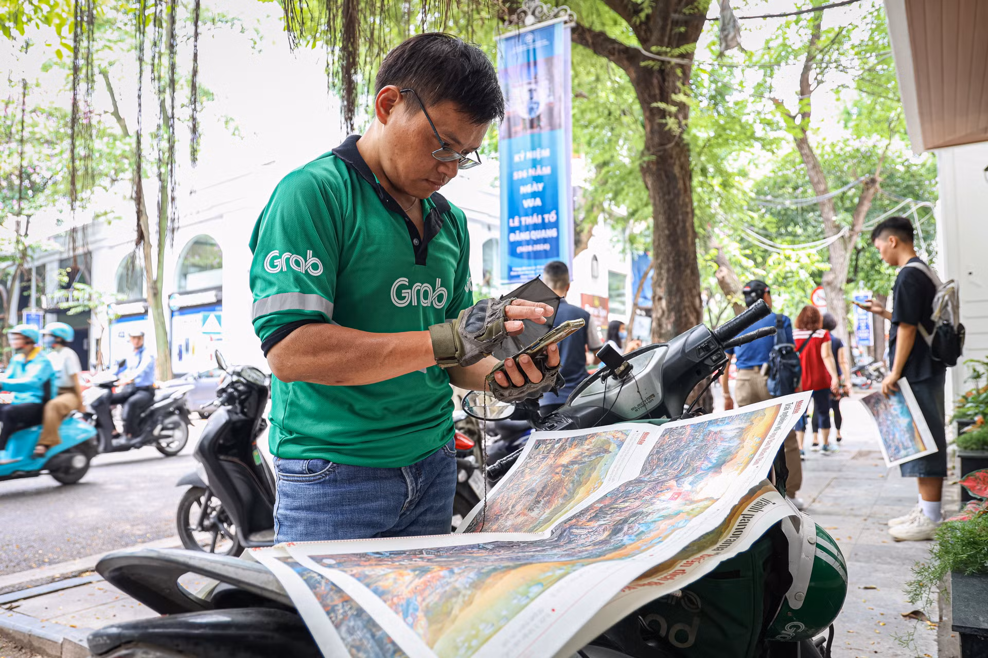 Tranh thủ quãng nghỉ ít ỏi trong giờ làm, anh Lưu Kỳ, trú tại quận Hoàng Mai dành thời gian trải nghiệm về trang thông tin đặc biệt kỷ niệm 70 năm Chiến thắng Điện Biên Phủ. Tranh thủ quãng nghỉ ít ỏi trong giờ làm, anh Lưu Kỳ, trú tại quận Hoàng Mai dành thời gian trải nghiệm về trang thông tin đặc biệt kỷ niệm 70 năm Chiến thắng Điện Biên Phủ.