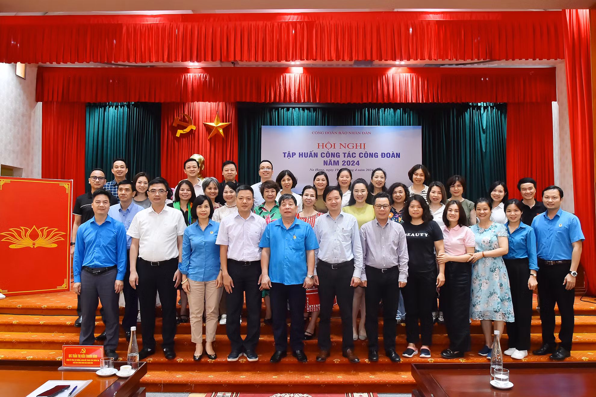 Các đồng chí lãnh đạo Báo Nhân Dân, Công đoàn Báo Nhân Dân, Công đoàn Viên chức Việt Nam và các đại biểu tại Hội nghị tập huấn cán bộ Công đoàn Báo Nhân Dân năm 2024. Các đồng chí lãnh đạo Báo Nhân Dân, Công đoàn Báo Nhân Dân, Công đoàn Viên chức Việt Nam và các đại biểu tại Hội nghị tập huấn cán bộ Công đoàn Báo Nhân Dân năm 2024.