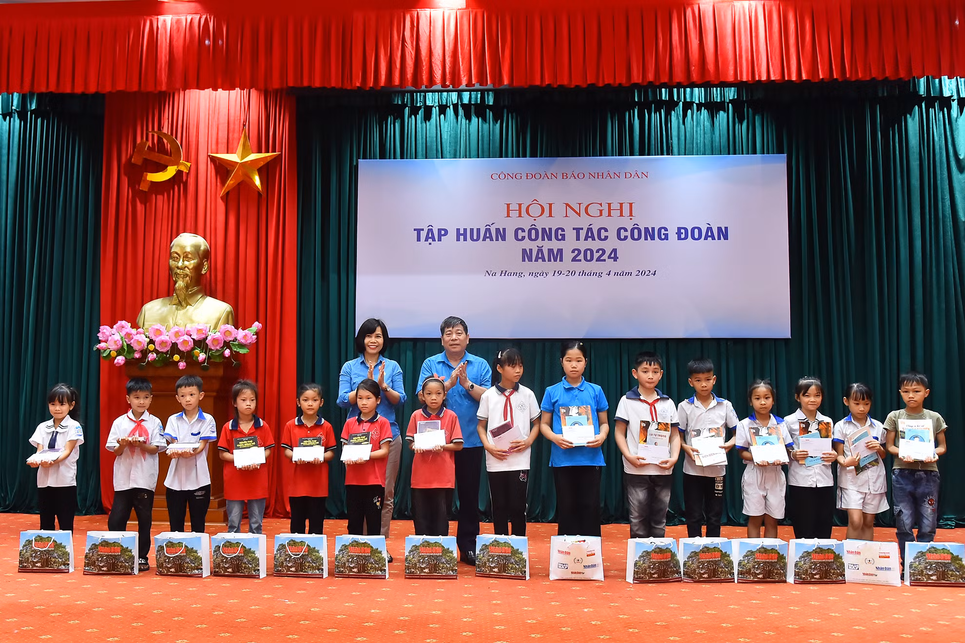 Chủ tịch Công đoàn Báo Nhân Dân Trần Thị Kiều Thanh Bình và Phó Chủ tịch Thường trực Công đoàn Viên chức Việt Nam Nguyễn Văn Đông trao quà cho các học sinh có hoàn cảnh khó khăn, vươn lên trong học tập tại huyện Na Hang, tỉnh Tuyên Quang. Chủ tịch Công đoàn Báo Nhân Dân Trần Thị Kiều Thanh Bình và Phó Chủ tịch Thường trực Công đoàn Viên chức Việt Nam Nguyễn Văn Đông trao quà cho các học sinh có hoàn cảnh khó khăn, vươn lên trong học tập tại huyện Na Hang, tỉnh Tuyên Quang.