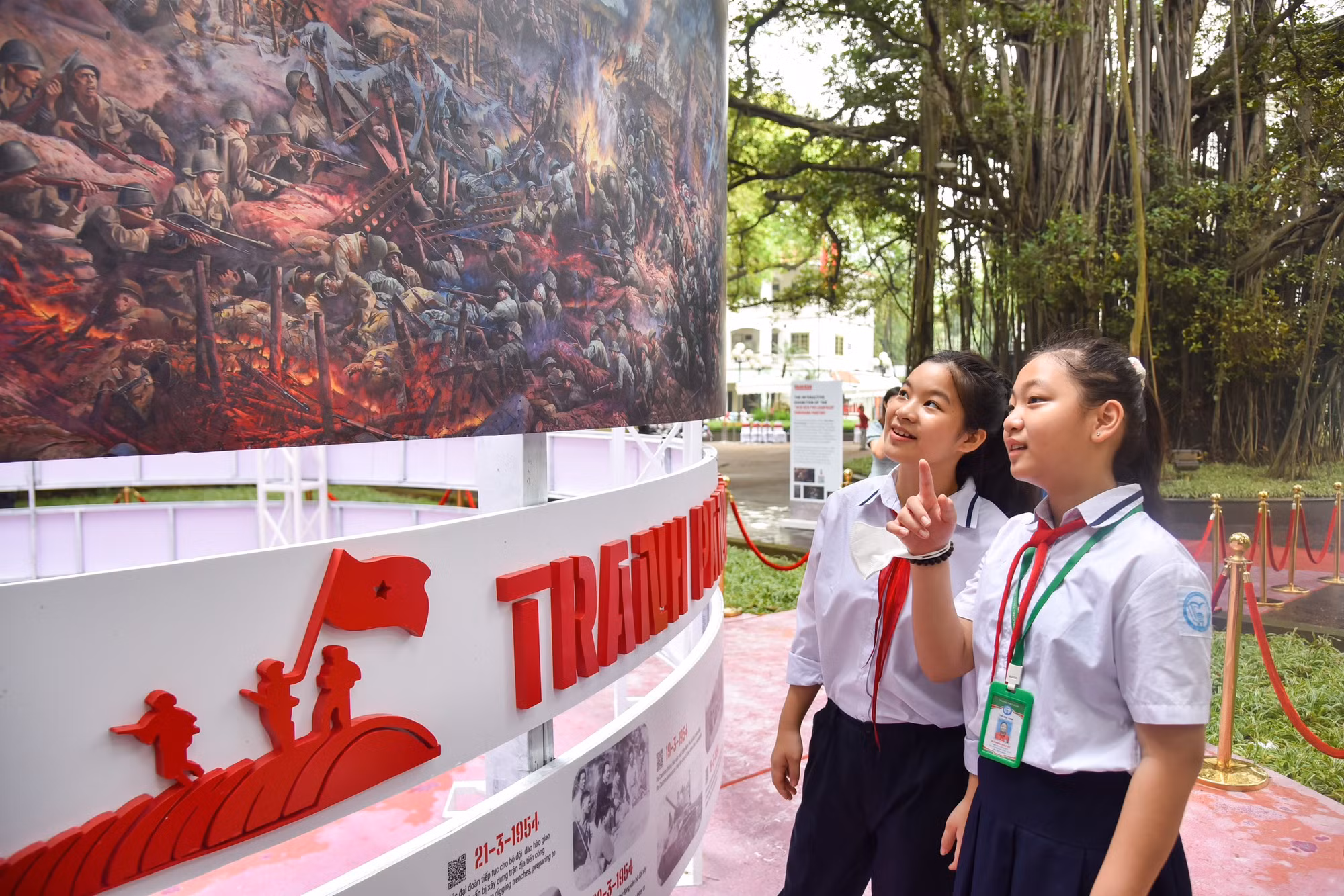 Đảm nhận vai trò vẽ hình ảnh cho cuốn nhật ký về Điện Biên Phủ - tác phẩm đoạt giải Nhất cuộc thi tìm hiểu về Chiến dịch Điện Biên Phủ cấp trường, Ngô Ngọc Diệp bày tỏ sự thích thú khi đứng trước bức tranh panorama. Ngọc Diệp cho biết: "Quy mô thực hiện của bức tranh rất lớn, màu sắc được các họa sĩ phối rất hài hòa. Hình tượng của chú bộ đội Việt Nam cũng được khắc họa rất sinh động". Đảm nhận vai trò vẽ hình ảnh cho cuốn nhật ký về Điện Biên Phủ - tác phẩm đoạt giải Nhất cuộc thi tìm hiểu về Chiến dịch Điện Biên Phủ cấp trường, Ngô Ngọc Diệp bày tỏ sự thích thú khi đứng trước bức tranh panorama. Ngọc Diệp cho biết: "Quy mô thực hiện của bức tranh rất lớn, màu sắc được các họa sĩ phối rất hài hòa. Hình tượng của chú bộ đội Việt Nam cũng được khắc họa rất sinh động".