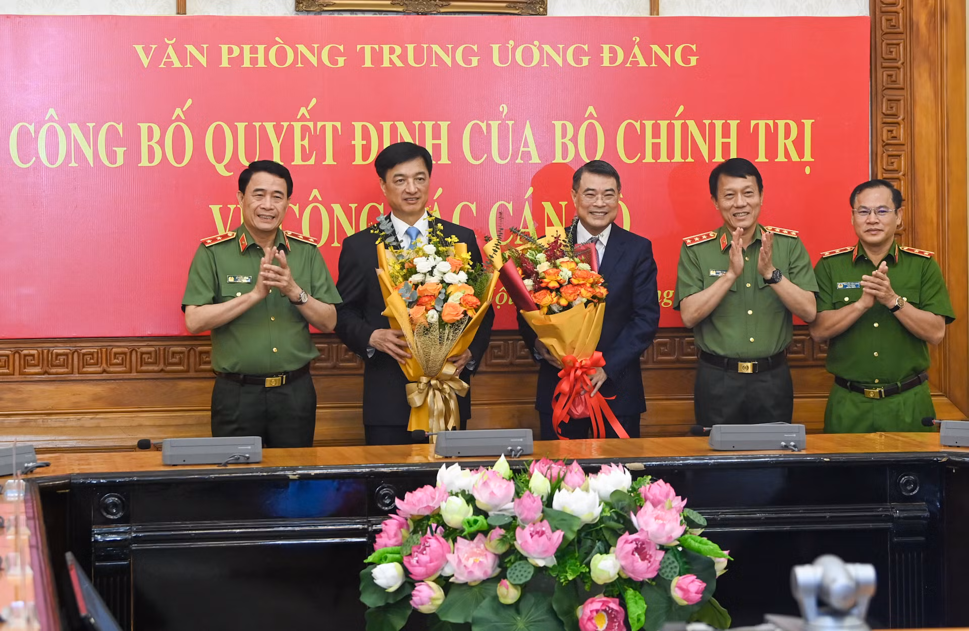 Lãnh đạo Bộ Công an tặng hoa chúc mừng Trưởng Ban Tổ chức Trung ương Lê Minh Hưng và Chánh Văn phòng Trung ương Đảng Nguyễn Duy Ngọc.